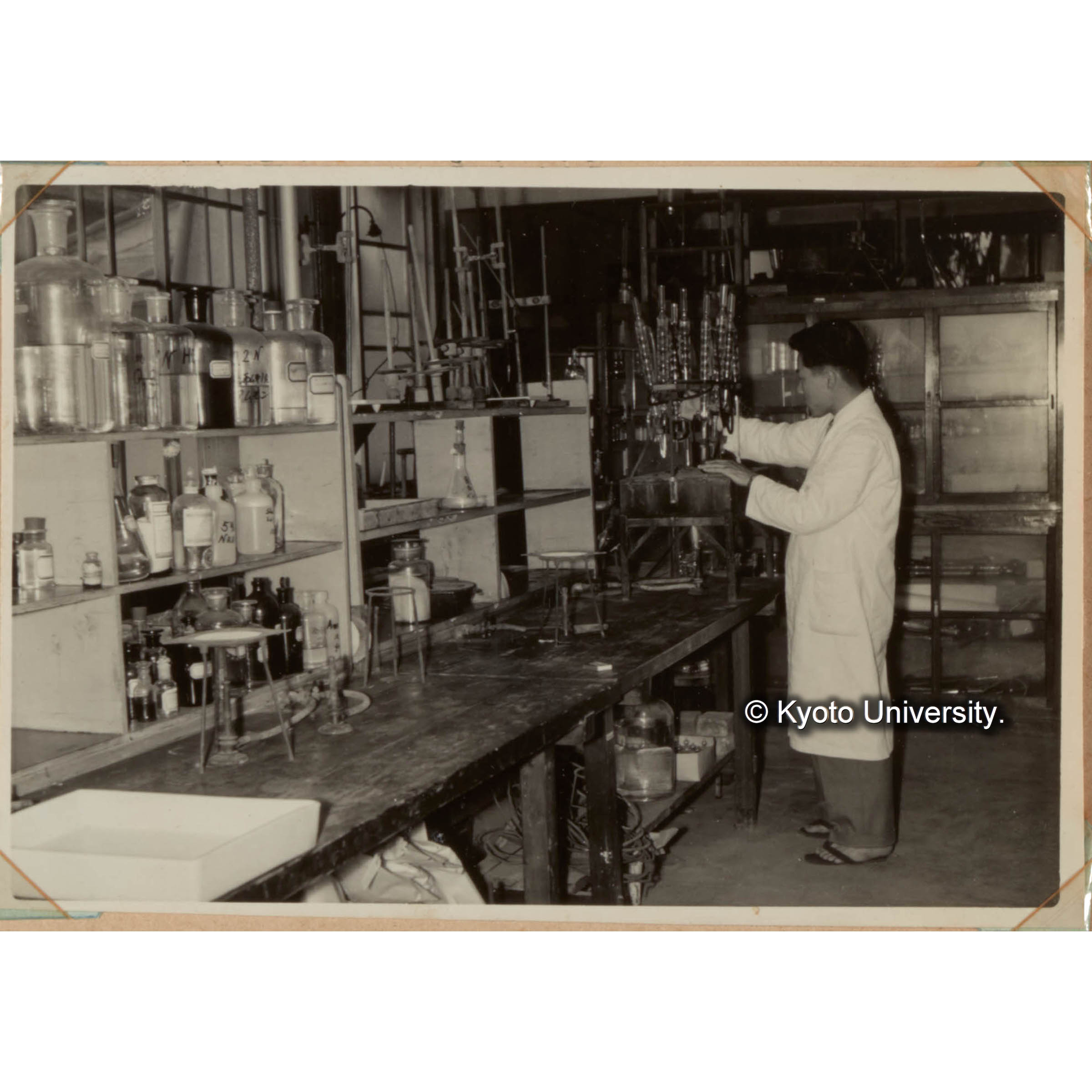 研究部の化学分析室 (1)