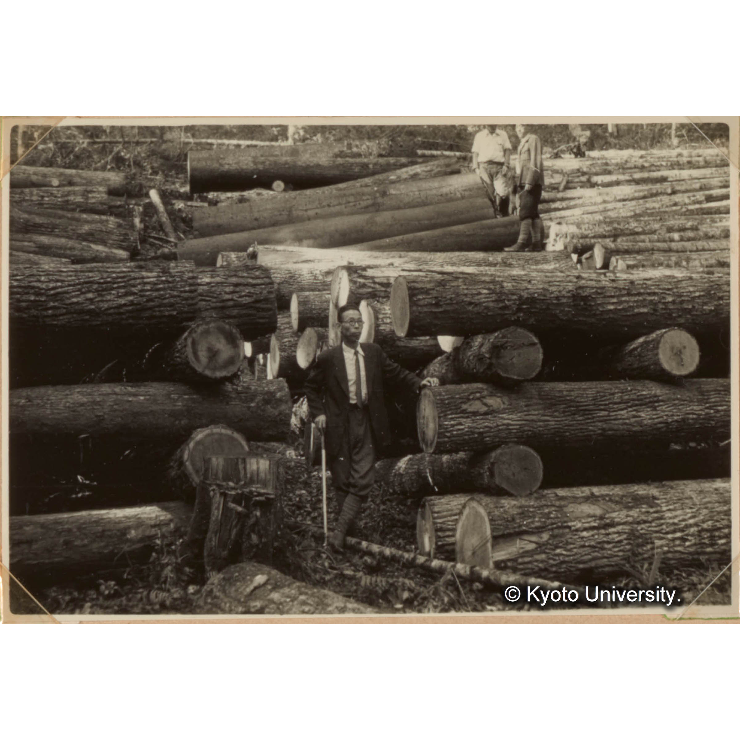 （貯木場？　ポーズを決める偉い人） (1)