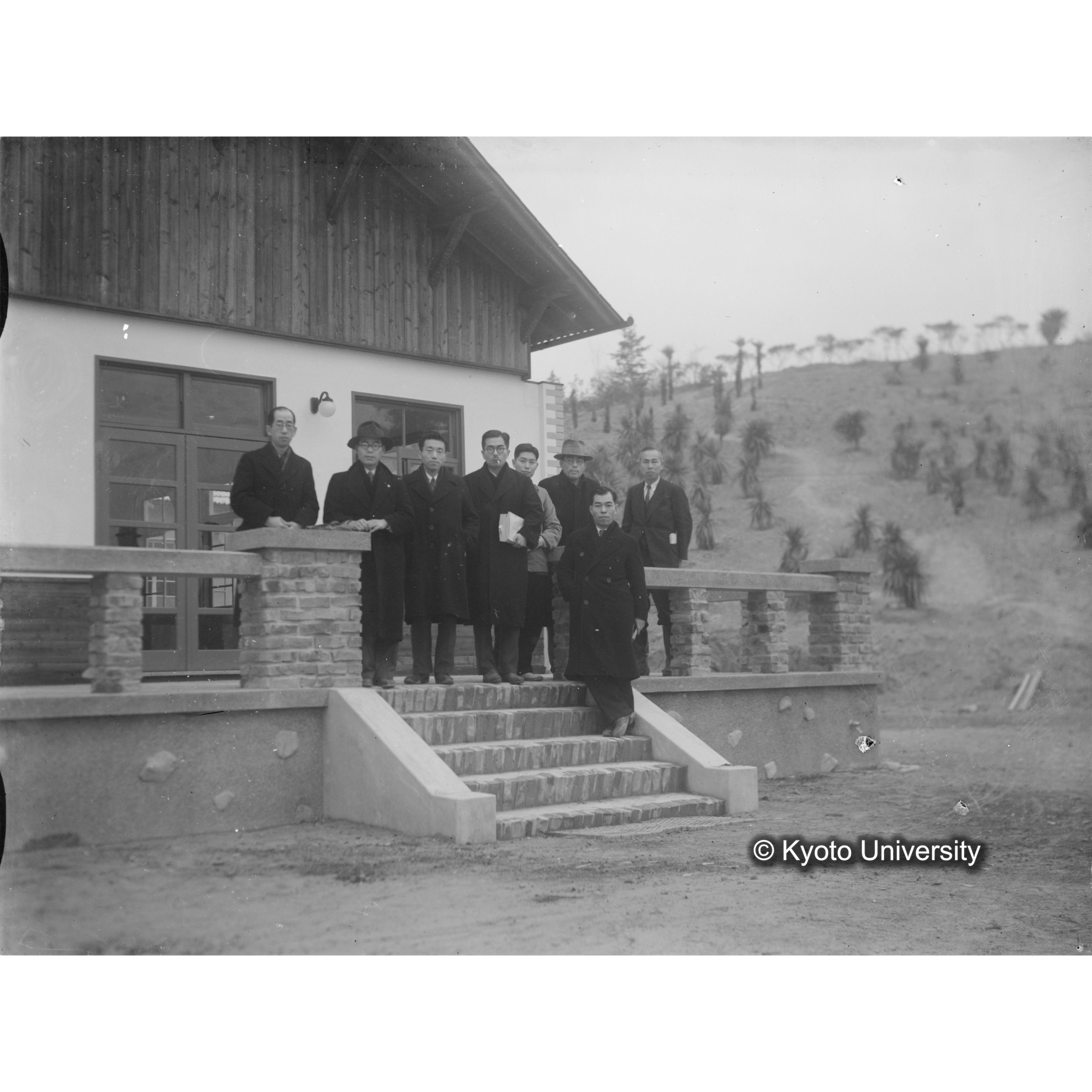 〔建設直後の研究室・男性8人集合写真〕 (1)