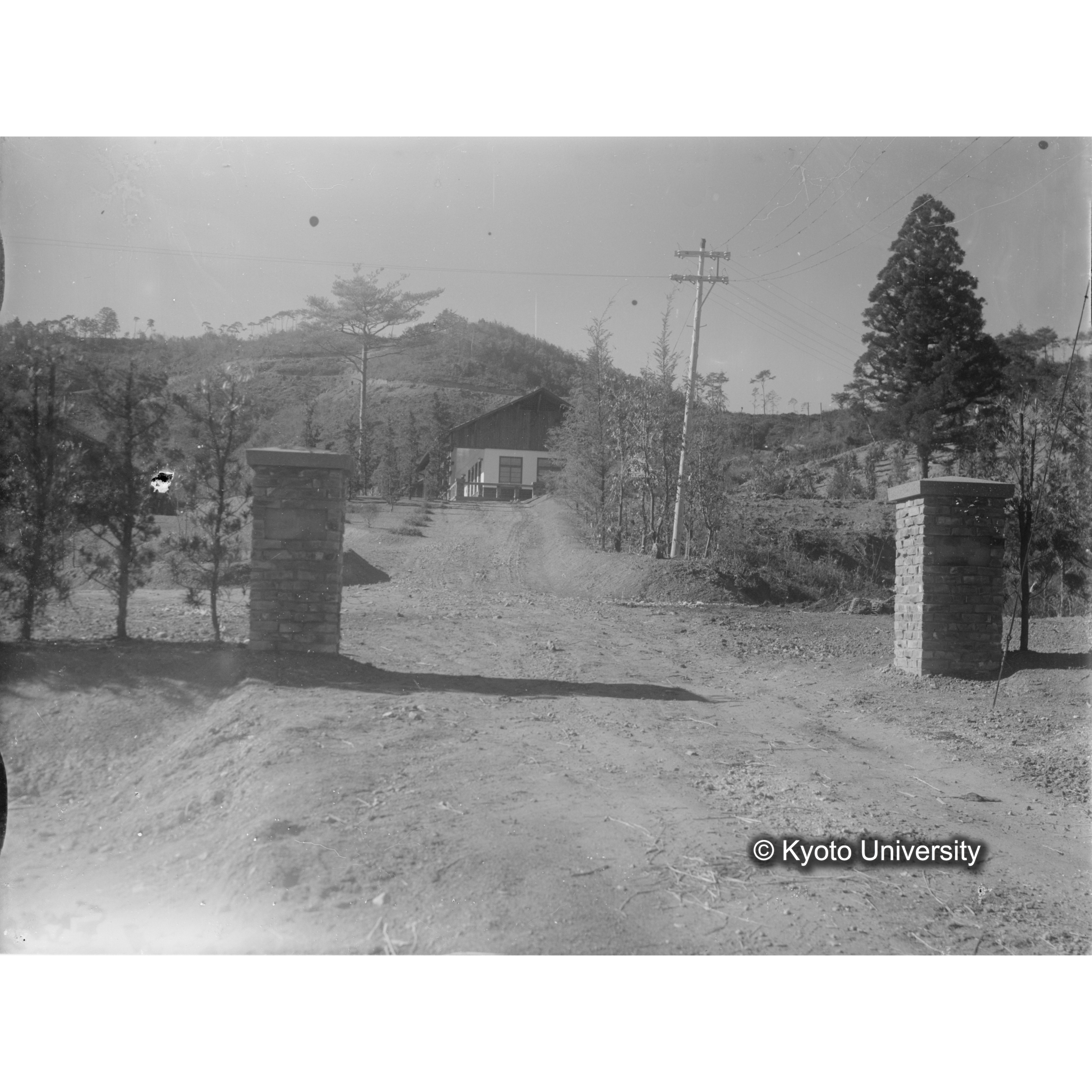 〔建設当時の正門附近景観〕 (1)