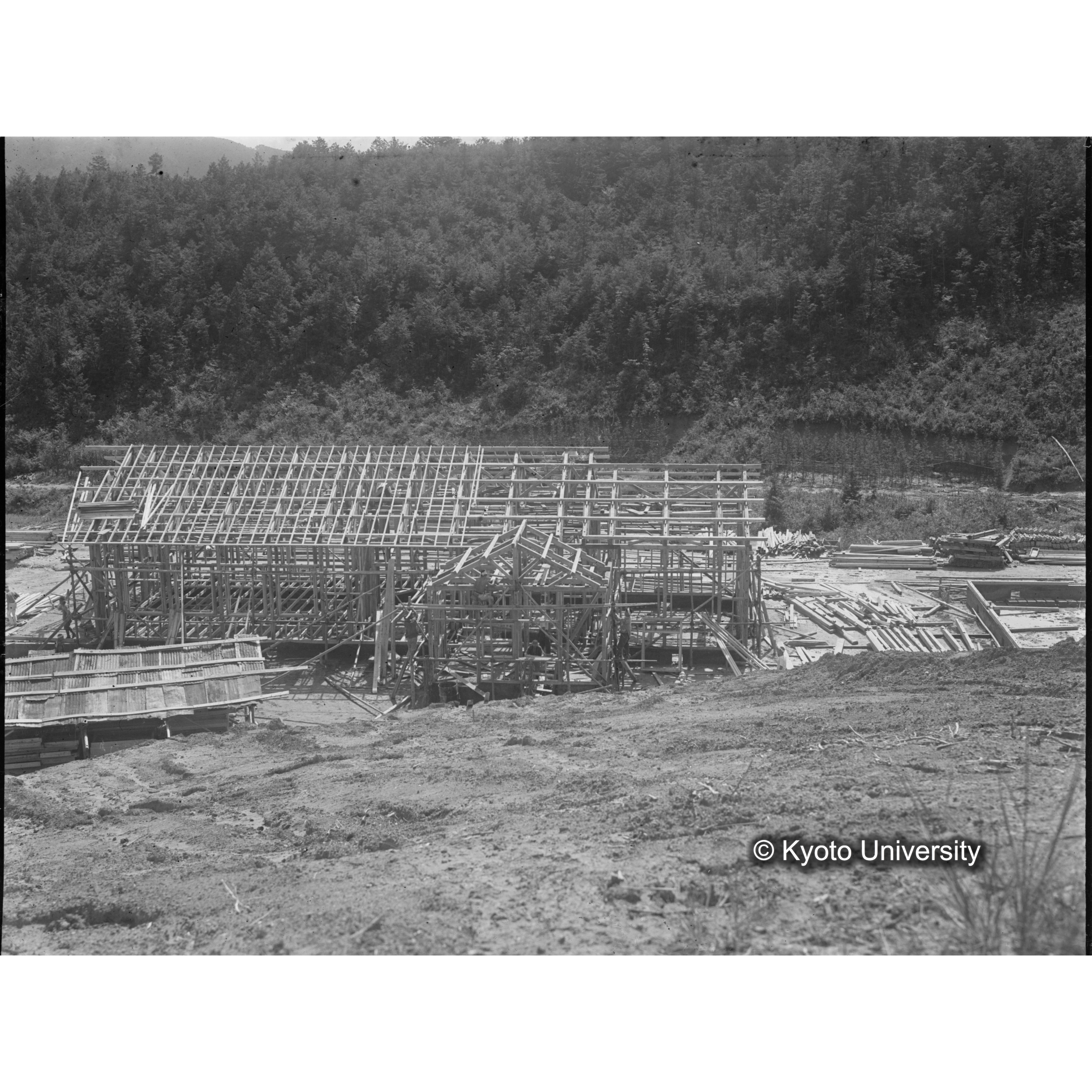 〔建設中の研究室〕 (1)