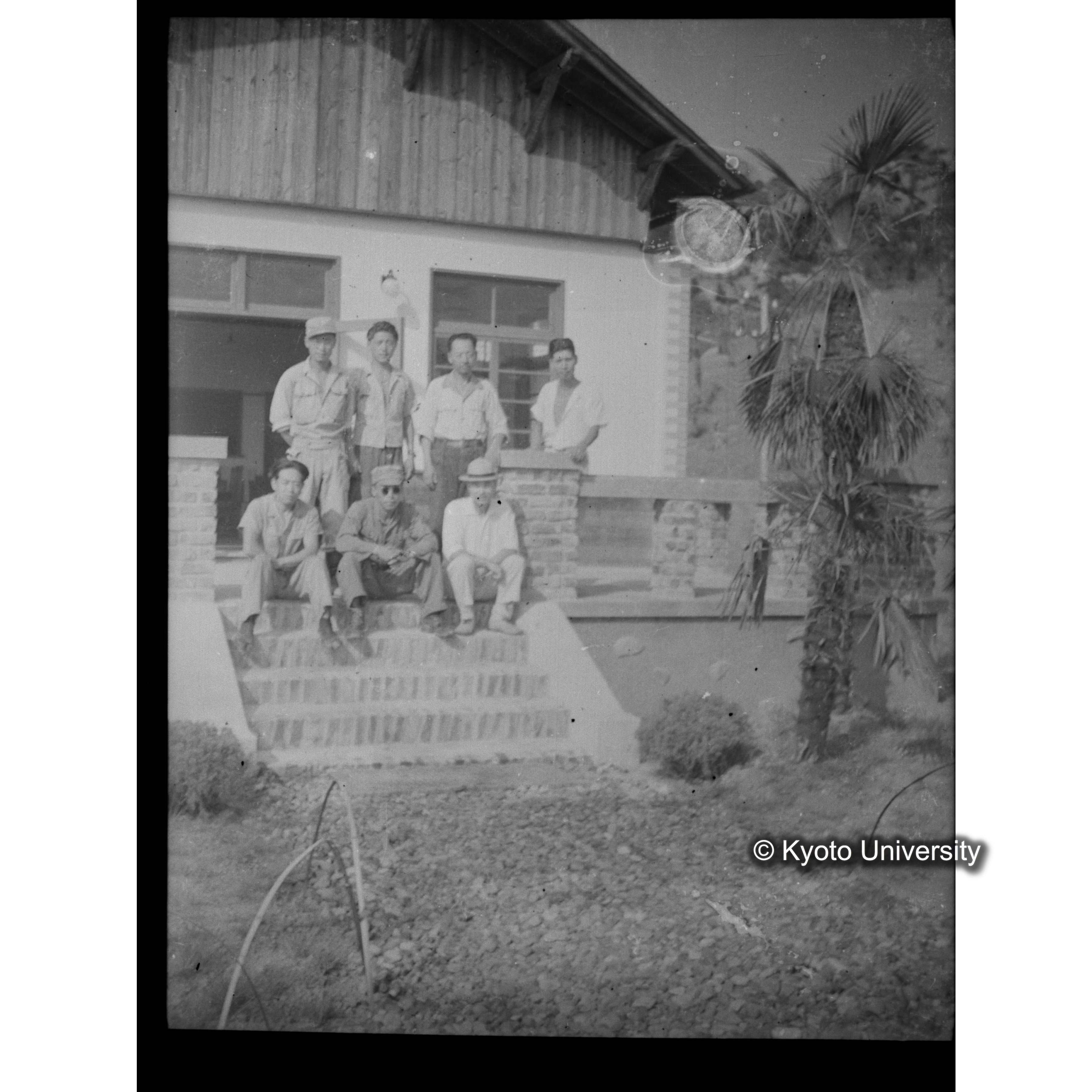 〔研究室・男性7人集合写真〕 (1)