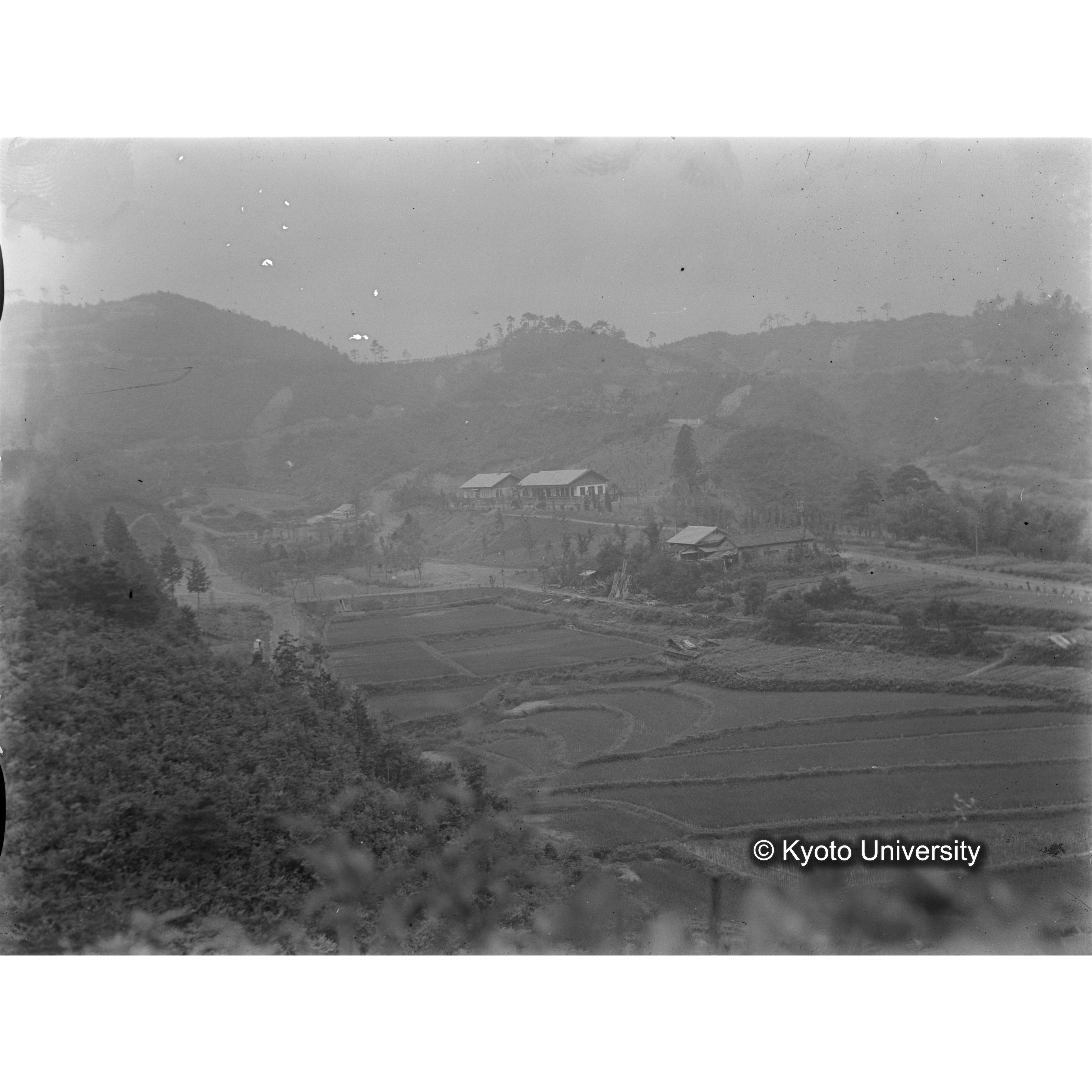 〔東南から研究室付近を望む〕 (1)