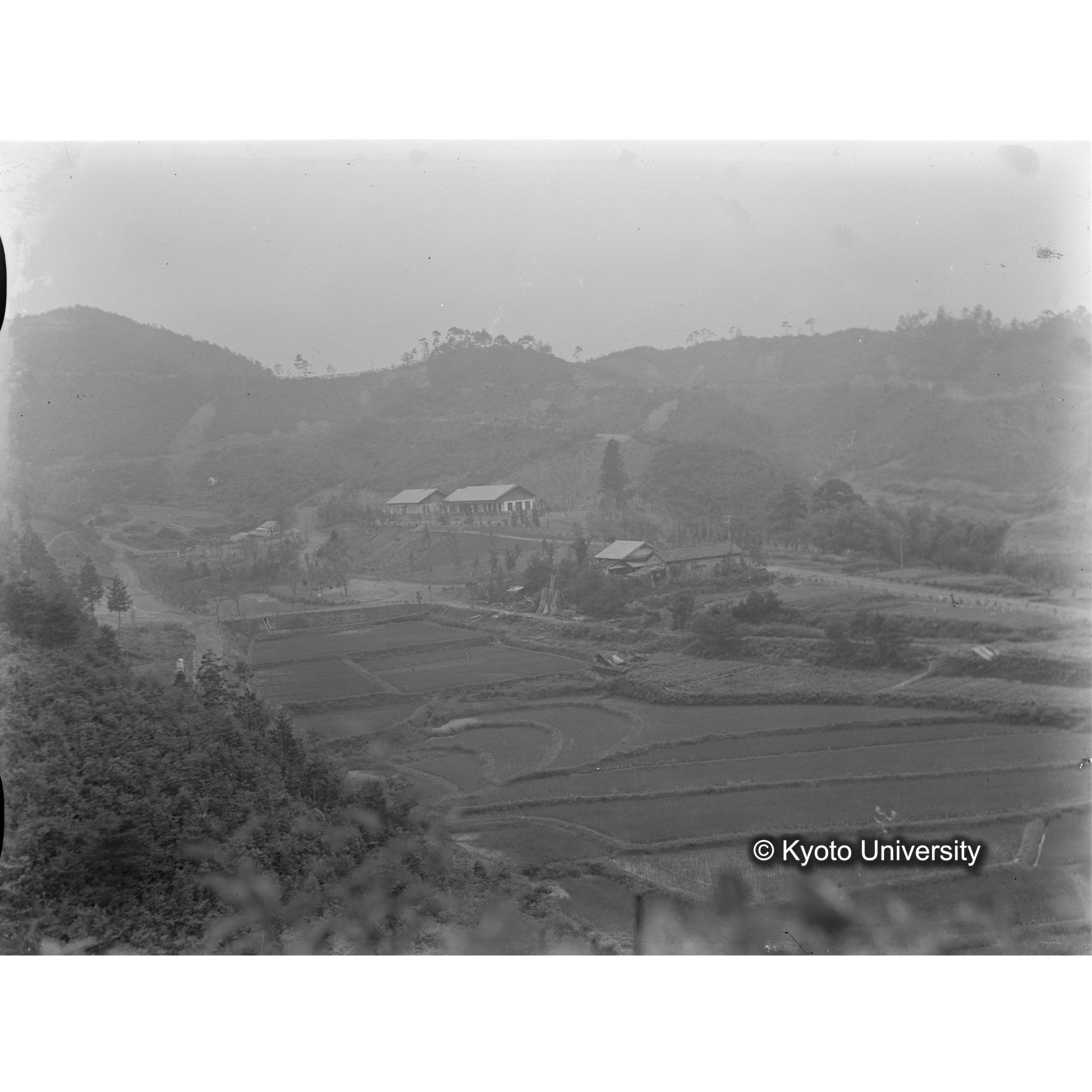 〔東南から研究室付近を望む〕 (1)