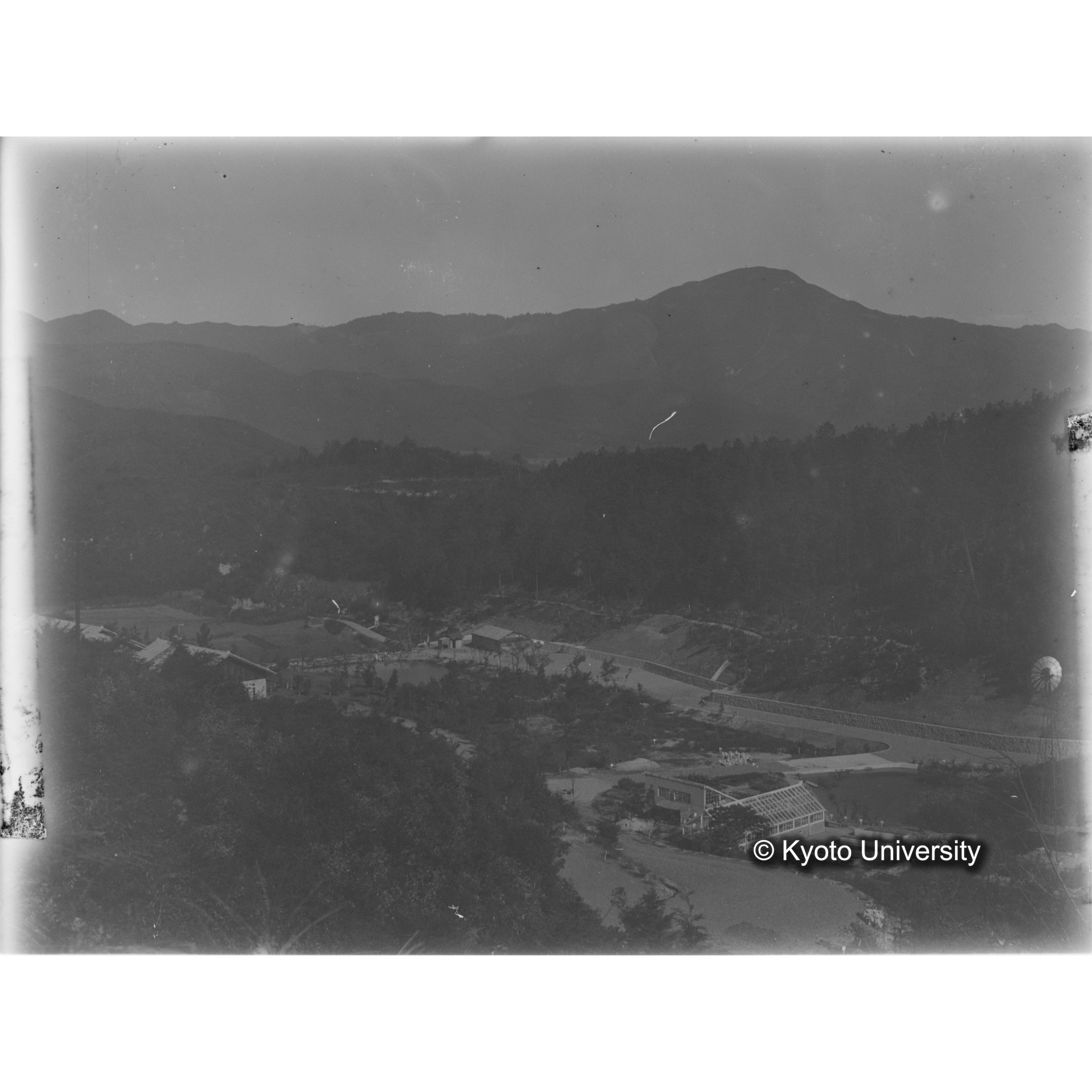 〔西北から研究室付近を望む〕 (1)