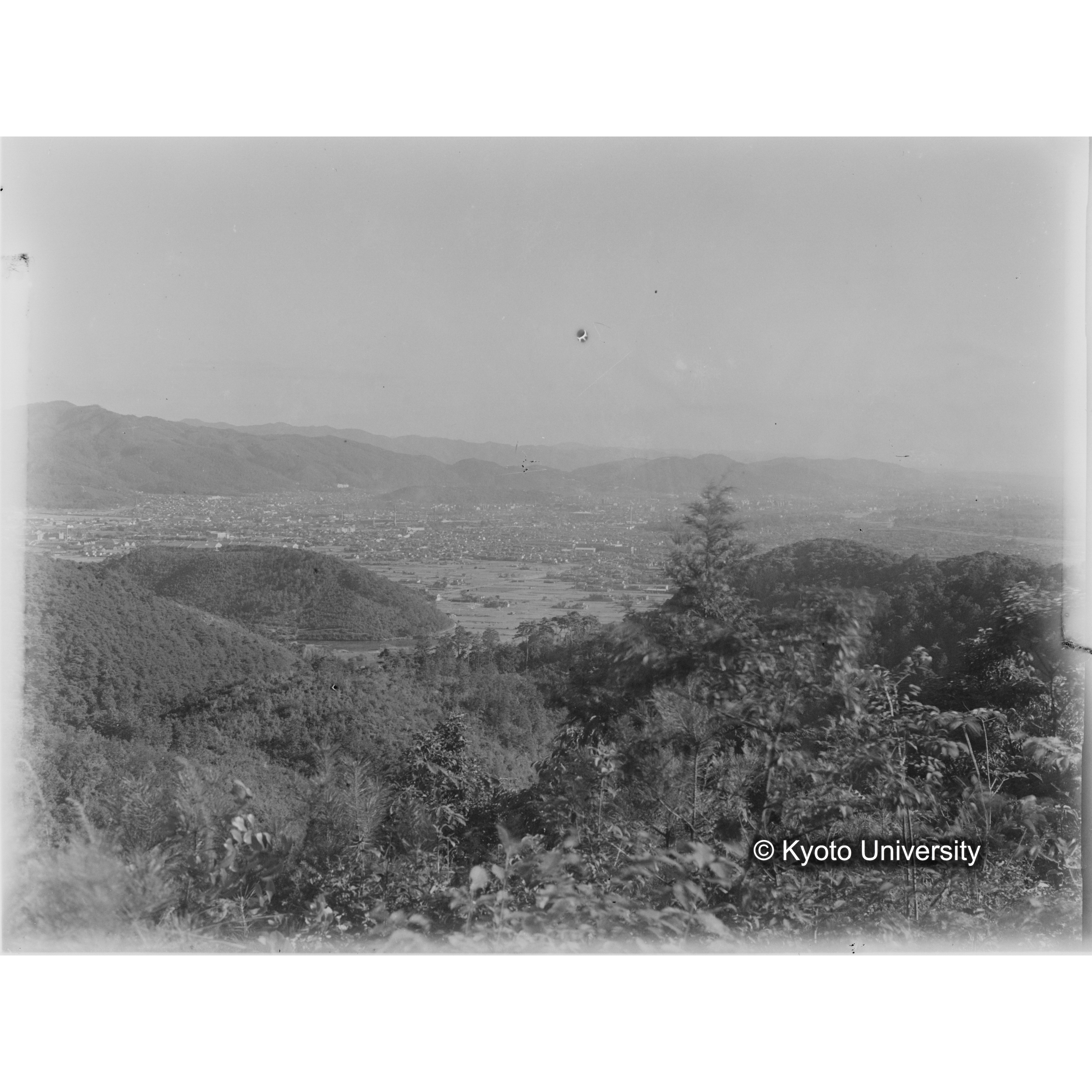 〔稜線あたりから市街地を望む〕 (1)