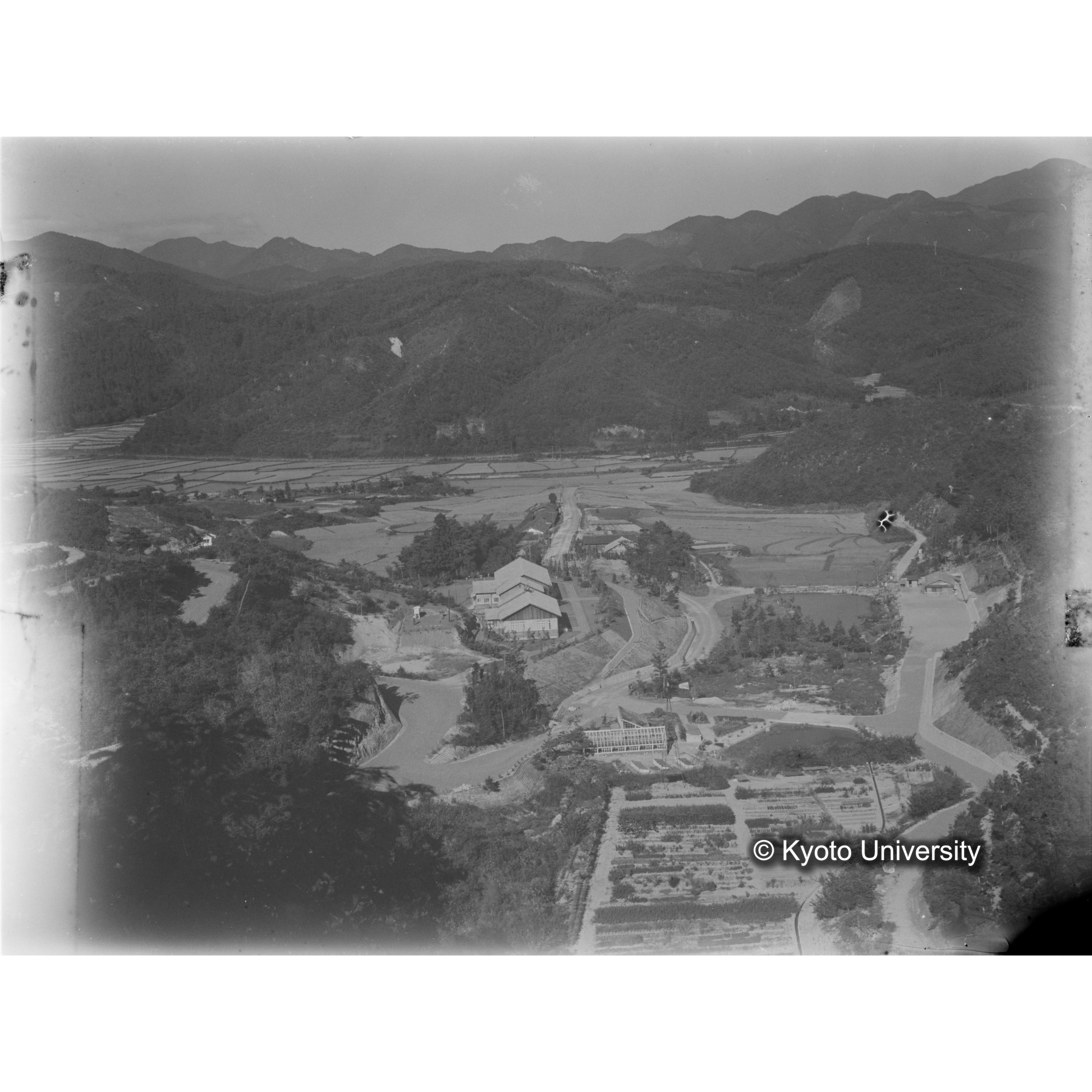 〔西から研究室付近を望む〕 (1)