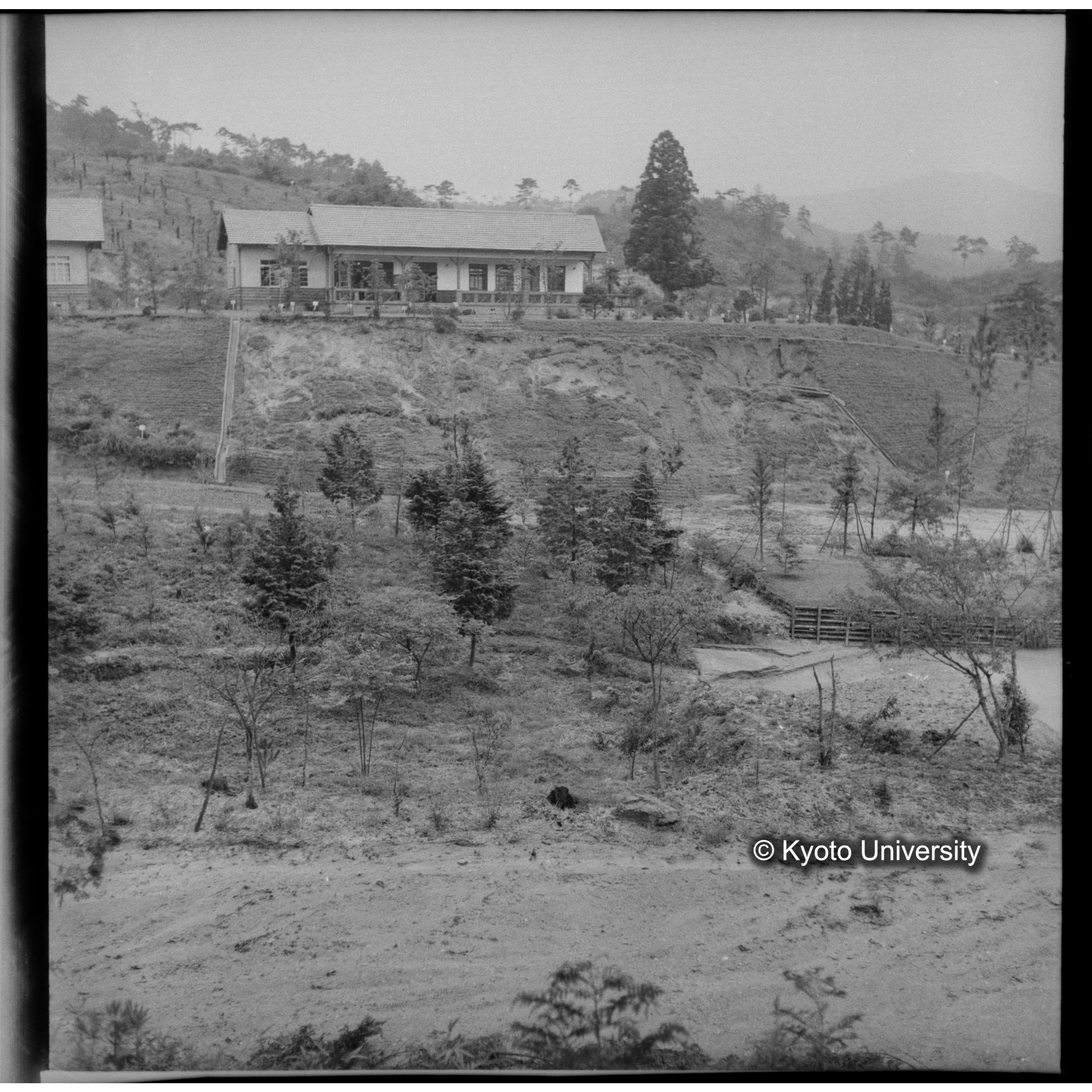 〔昭和26年度水害状況　研究室前の崩壊〕 (1)