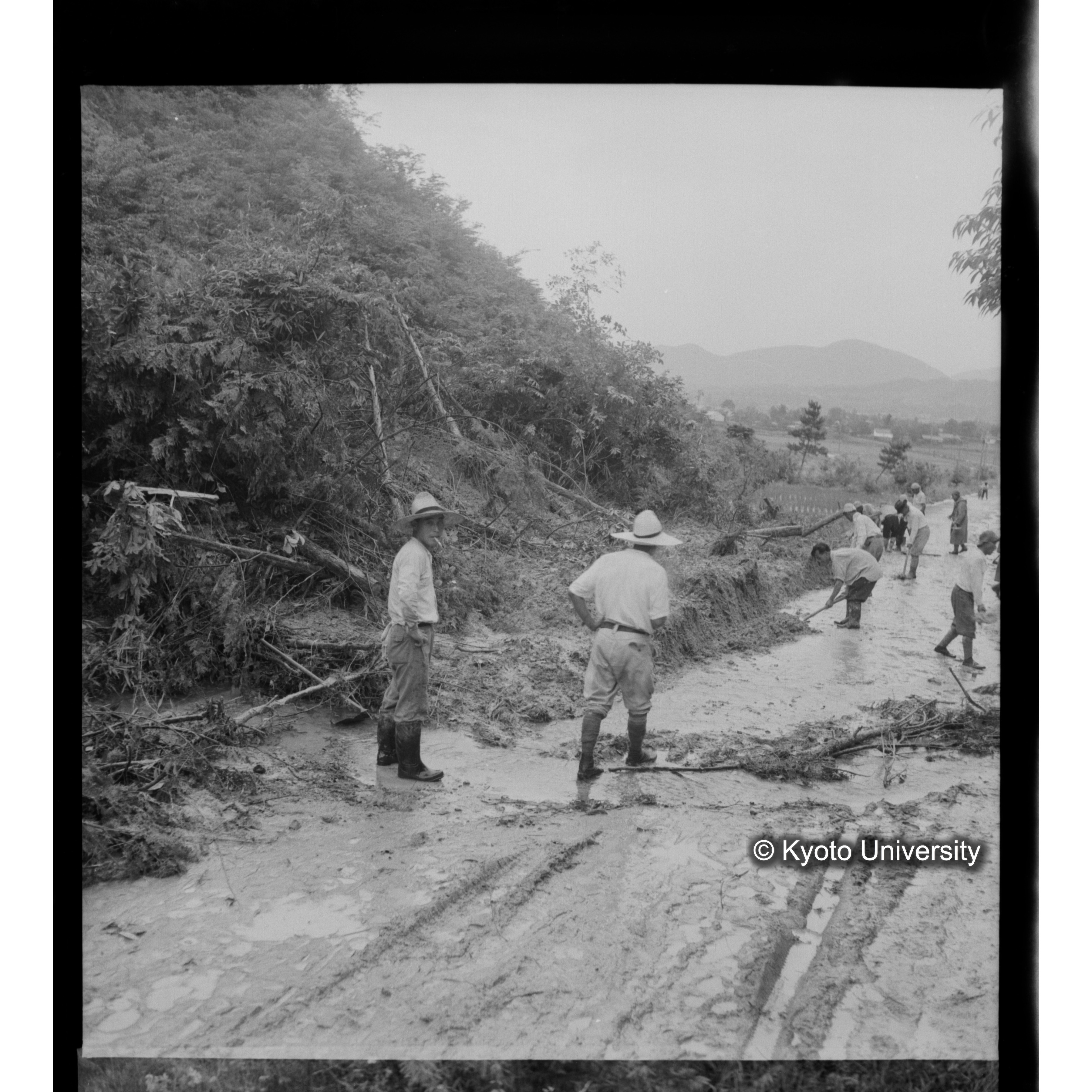 〔昭和26年度水害状況　林道崩壊に対する応急工事〕 (1)