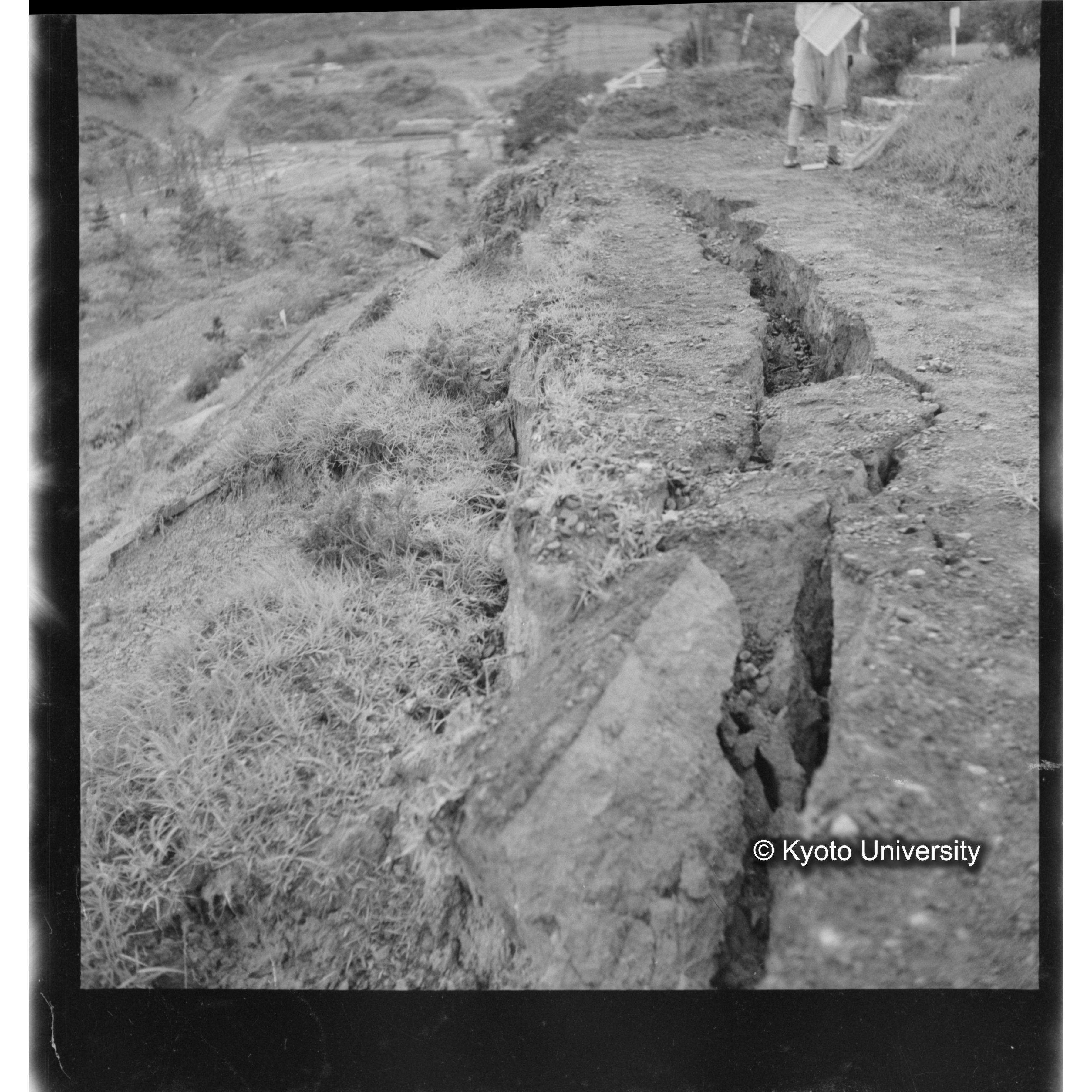 〔昭和26年度水害状況　車道の崩壊〕 (1)