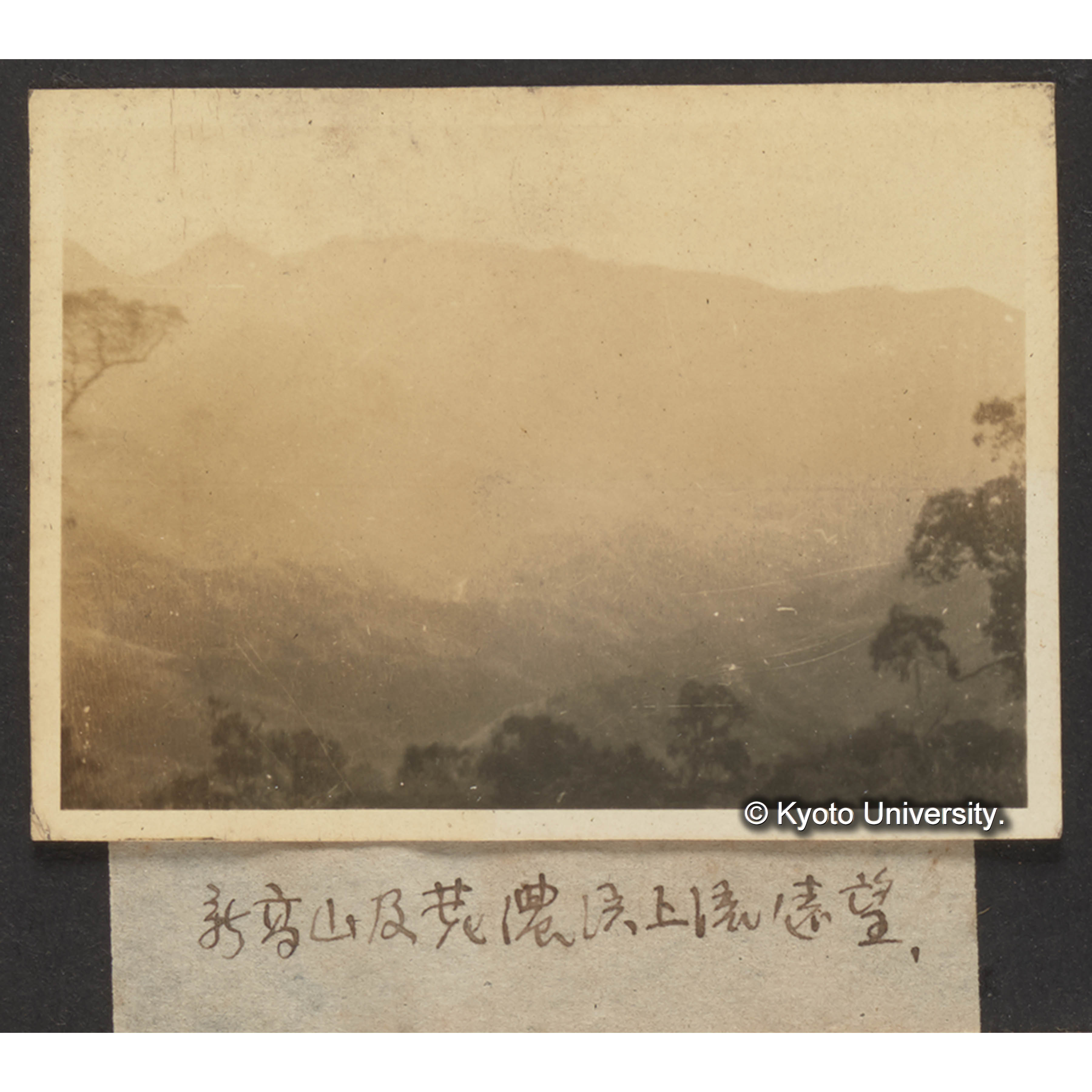 新高山及荖濃渓上流遠望 (1)