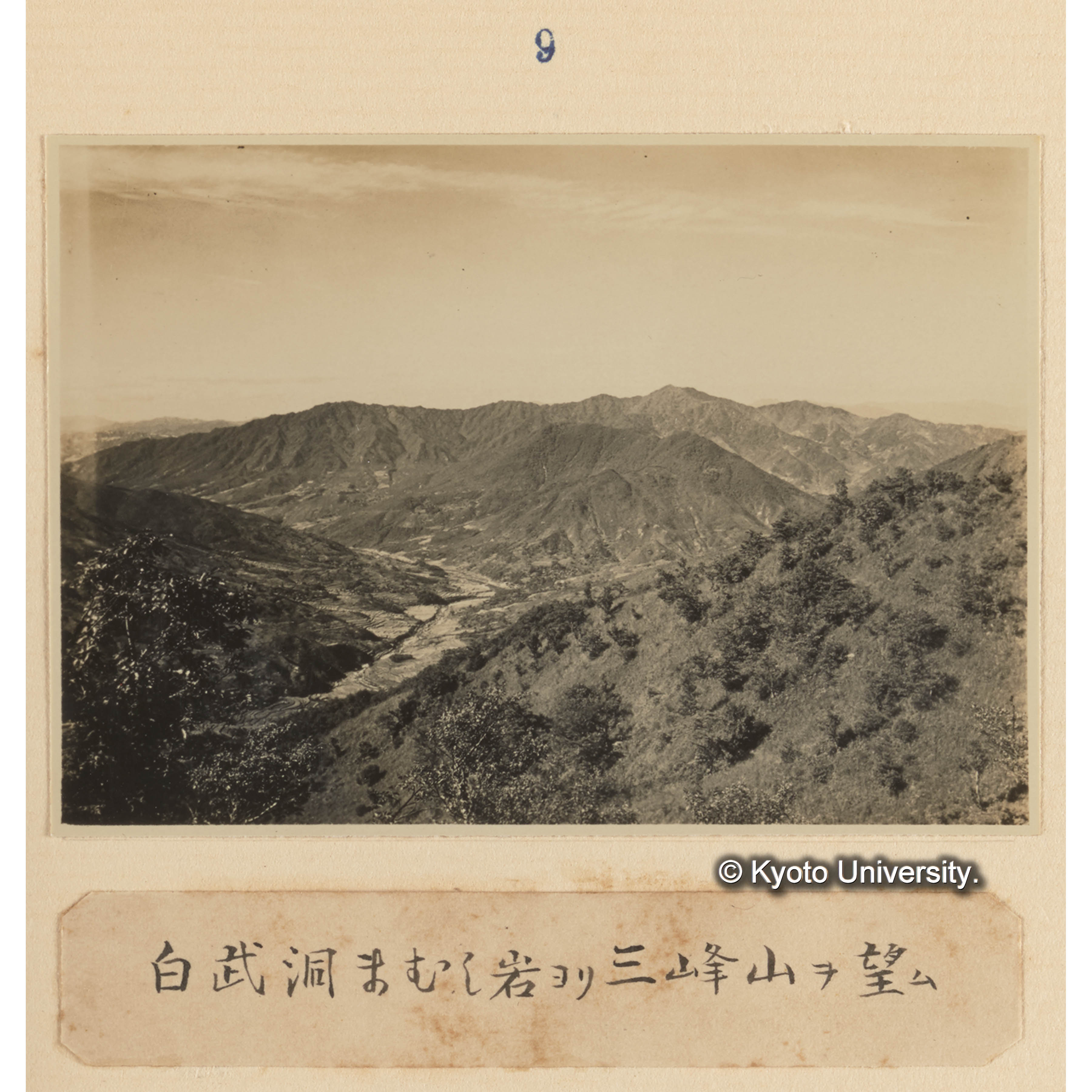 白武洞マムシ岩より三峰山を望む (1)