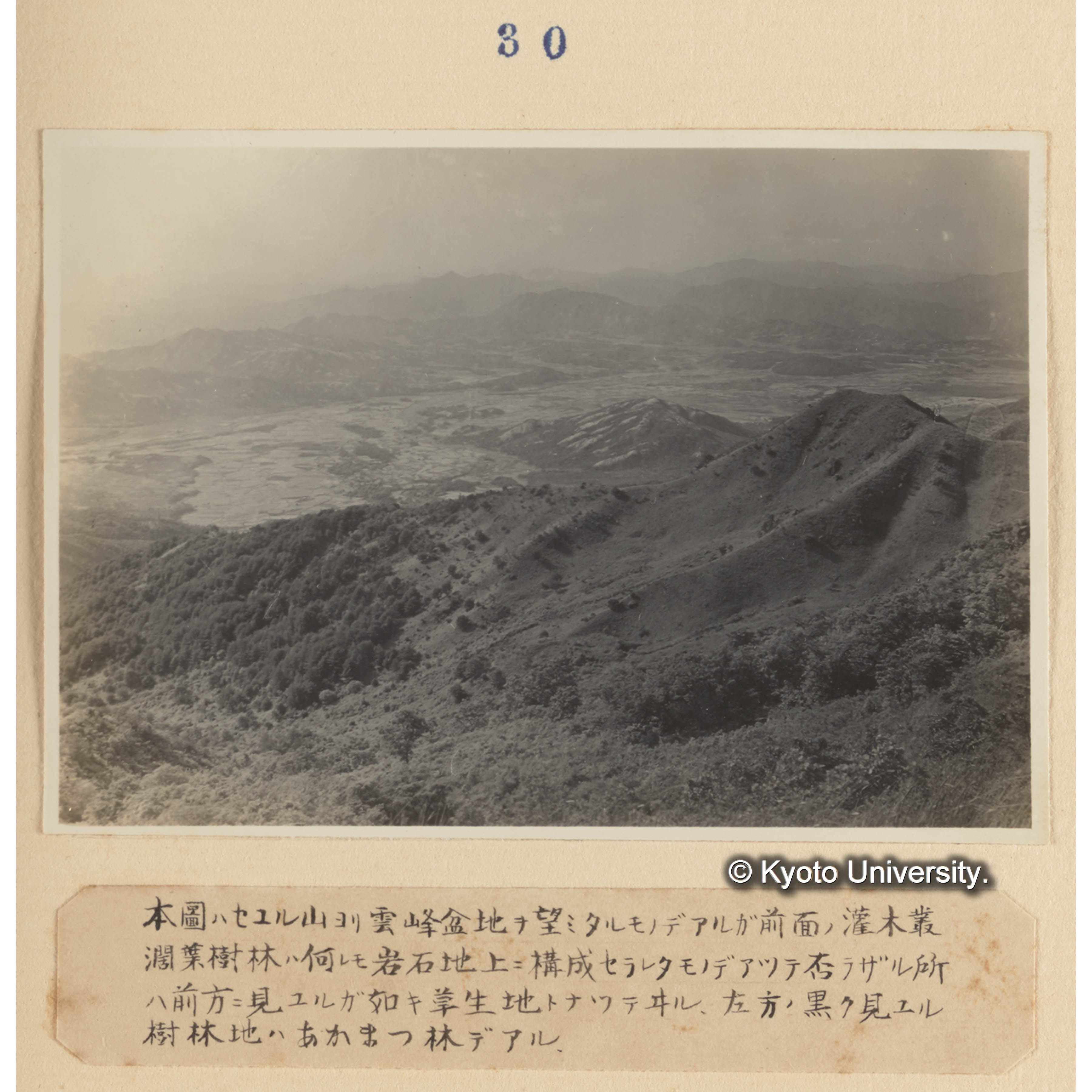 本図はせゆる山より雲峰盆地を望みたるものであるが前面の灌木叢闊葉樹林は何れも岩石地上に構成せられたものであって否らざる所は前方に見ゆるが如き草生地となっている。左方の黒く見ゆる樹林地はアカマツ林である。 (1)