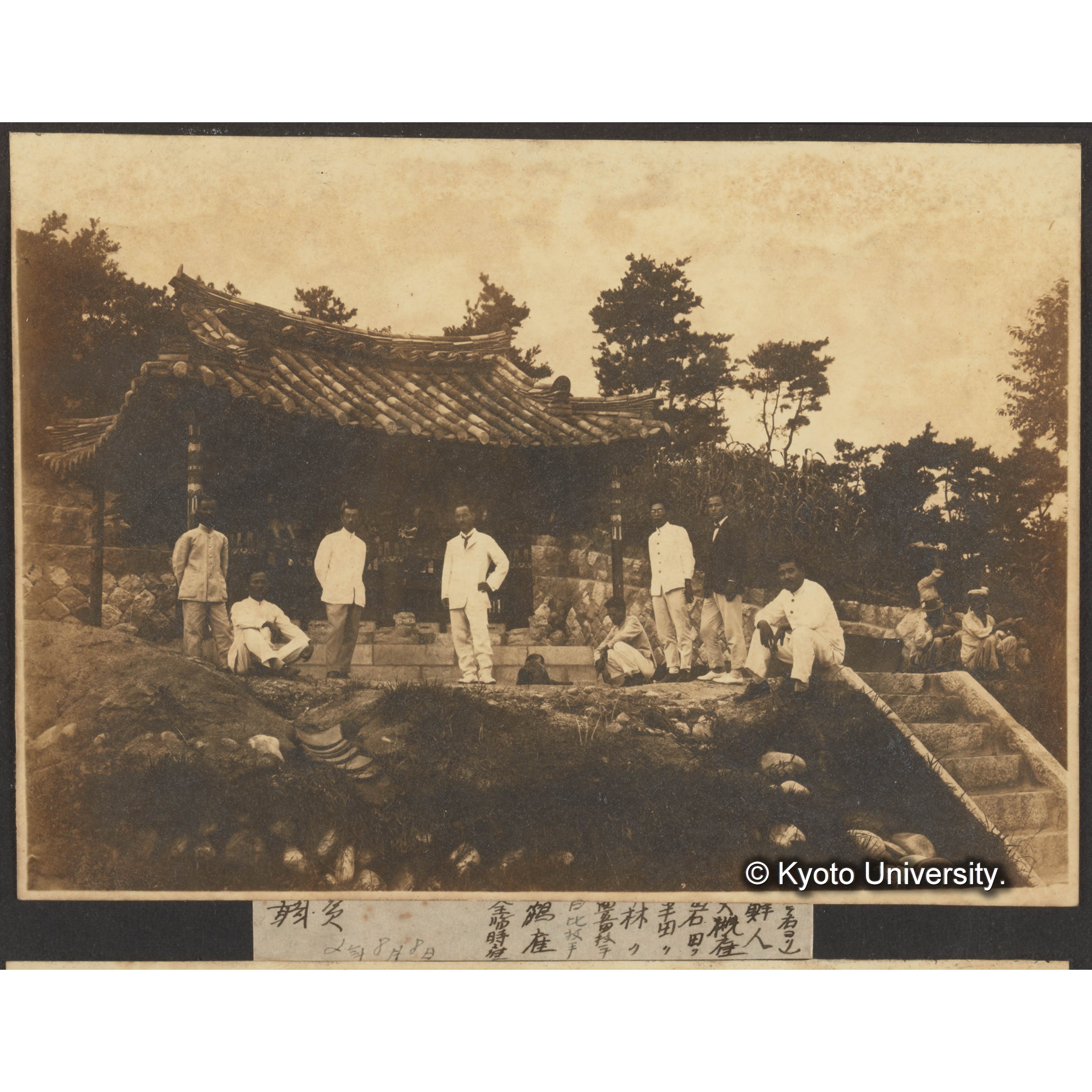 朝鮮演習林付近領徳碑及演習林職員（向て右より）鮮人、大槻雇、岩田雇、半田〔史郎〕雇、林雇、豊田〔三郎〕技手、日比〔昌〕技手、鶴雇、全臨時雇 (1)