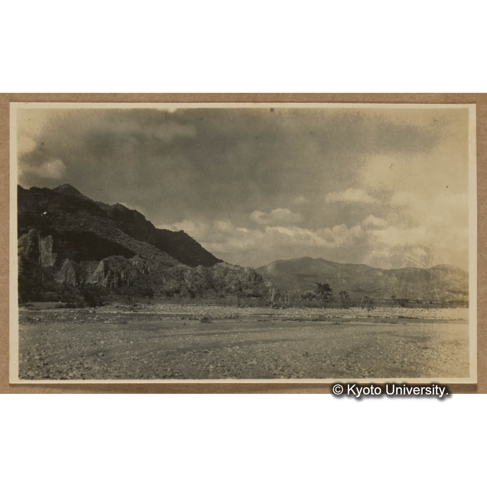 三合渓が老濃渓に合流する付近の河原から渓を隔ててその西方を見る (1)