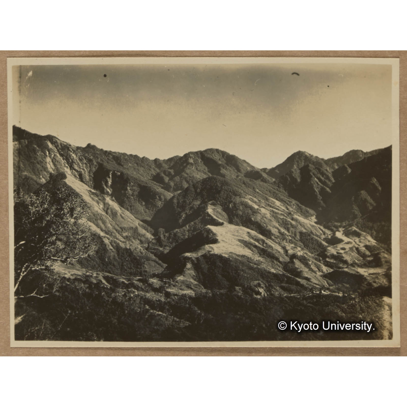 写真54の撮影位置よりさらに北進してより見たる濁口渓の上流付近の植相である。白く見ゆるは皆草生地で右下に見ゆる家屋はバリサン社の駐在所である (1)