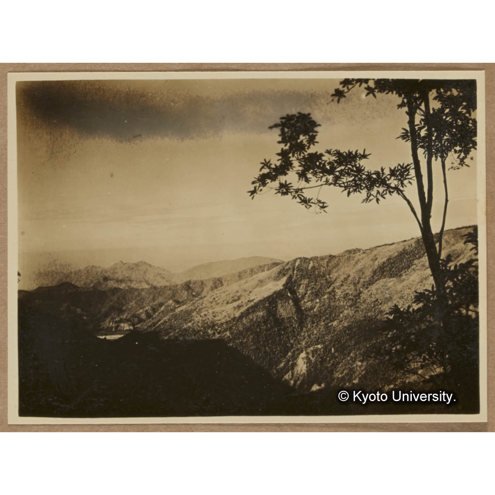 扇平苗圃上より大原方面を望む。左方白く三角形に見ゆるは荖濃渓 (1)