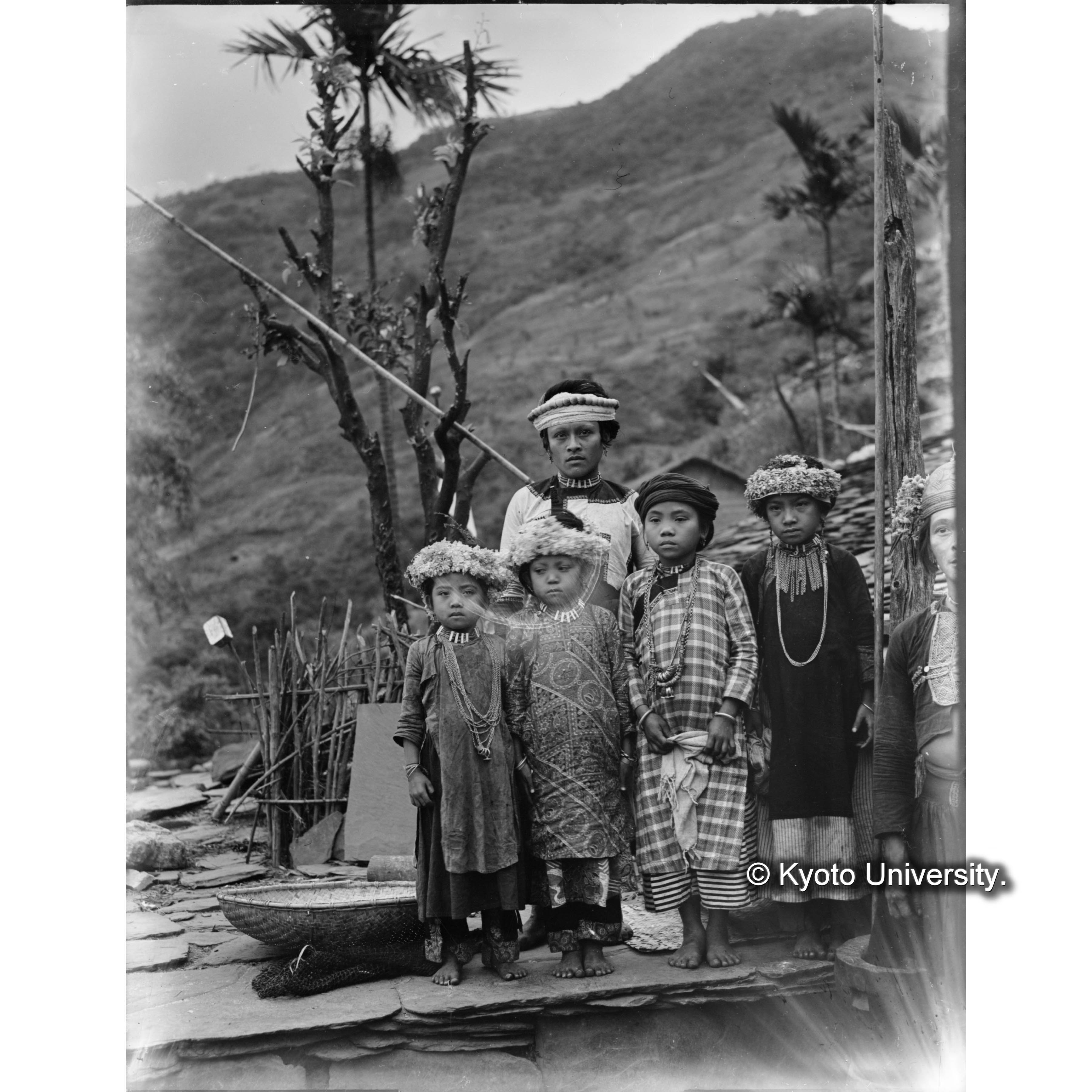 マガ蕃社にて　頭目の子供 (1)