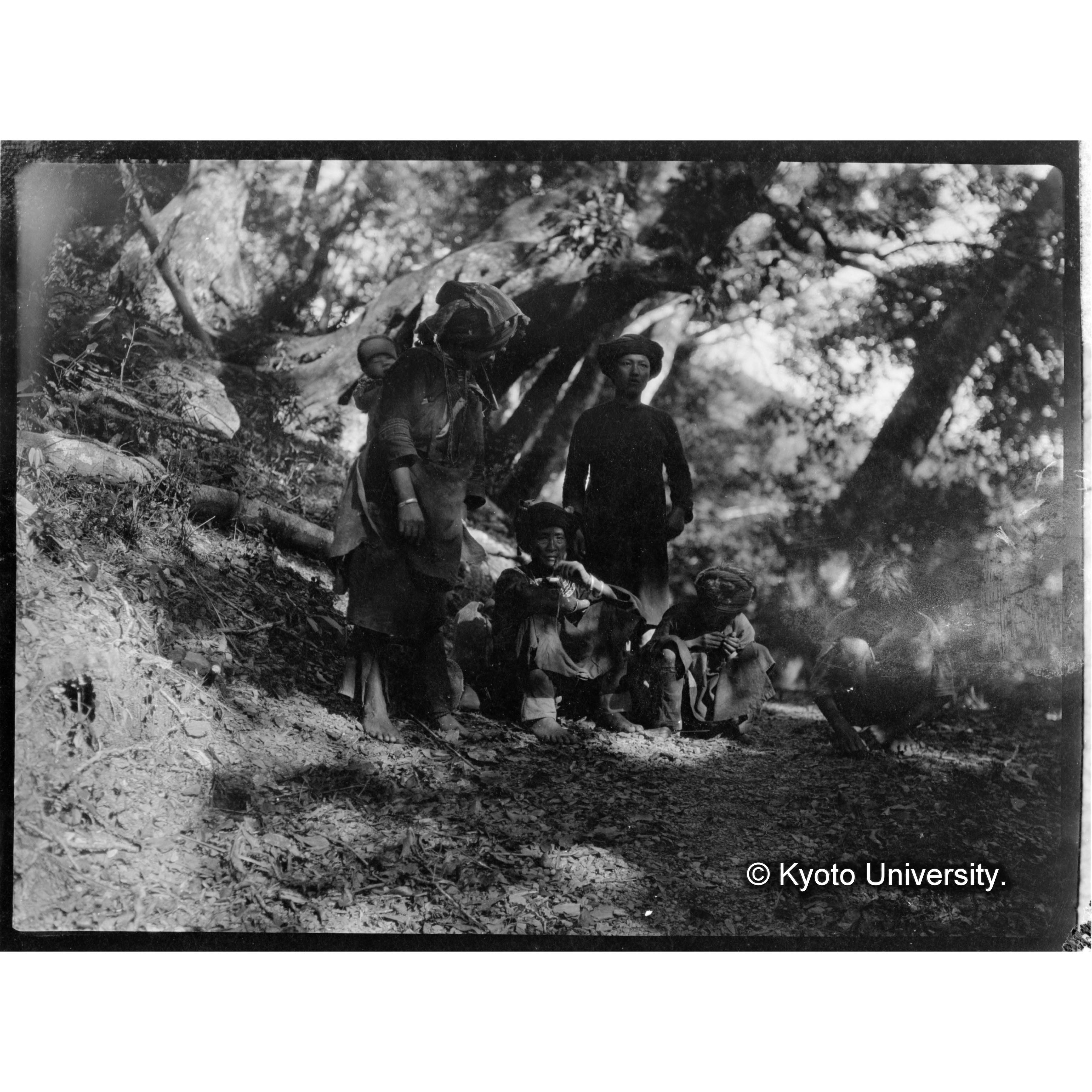 藤枝駐在所付近で撮影された生蕃の家族 (1)