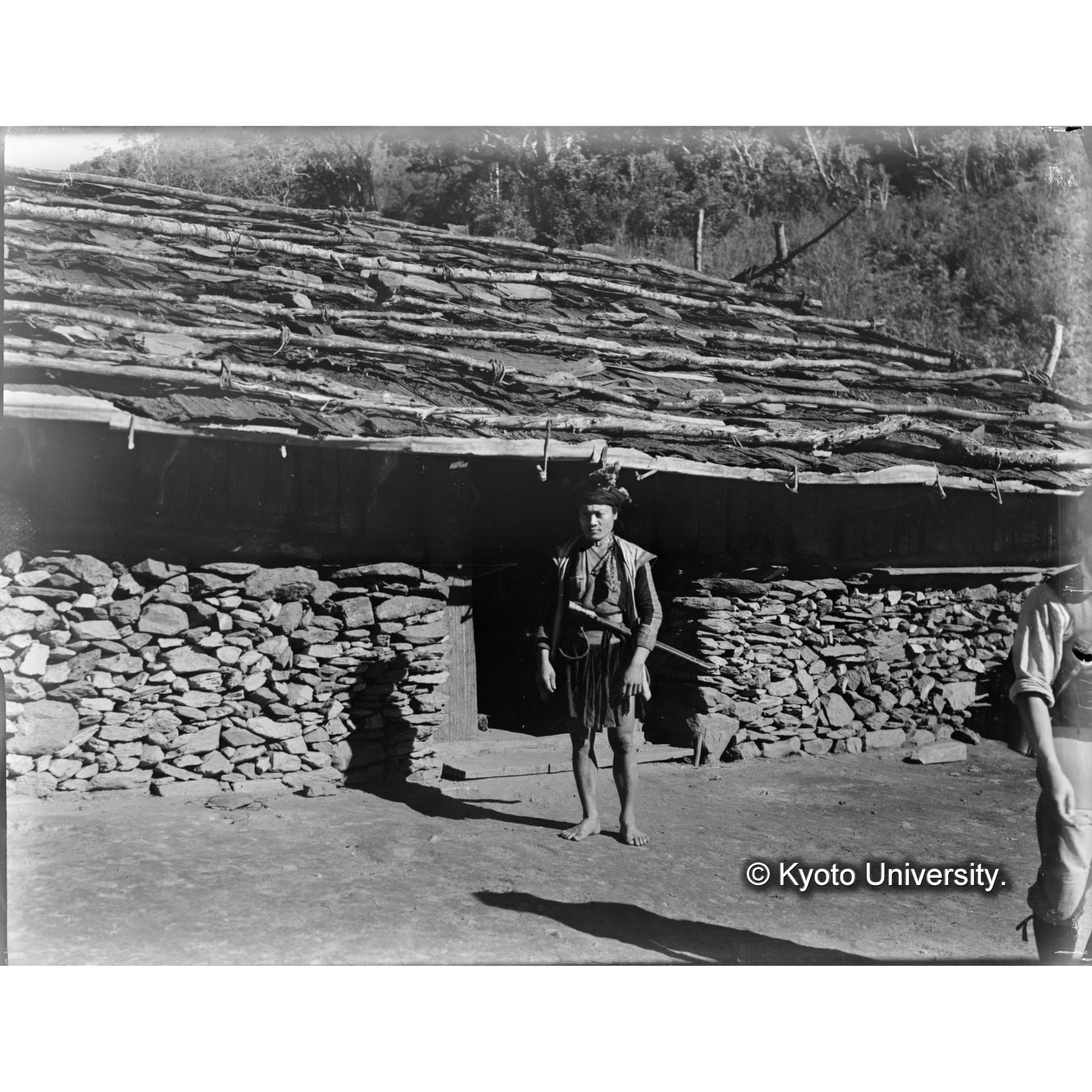 バリサン社(尾嶺)の生蕃と家 (1)