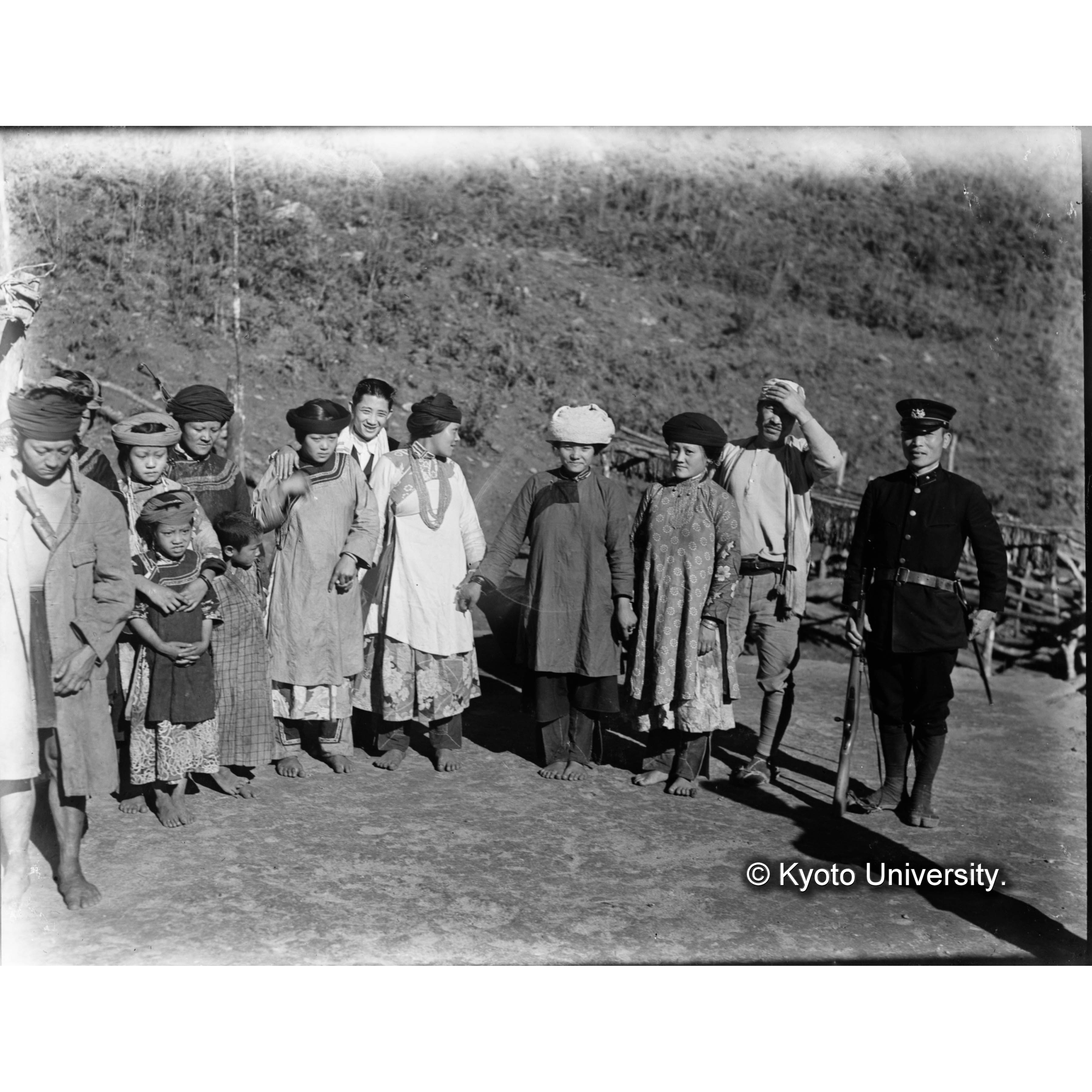 生蕃の婦人、子供と巡査 (1)