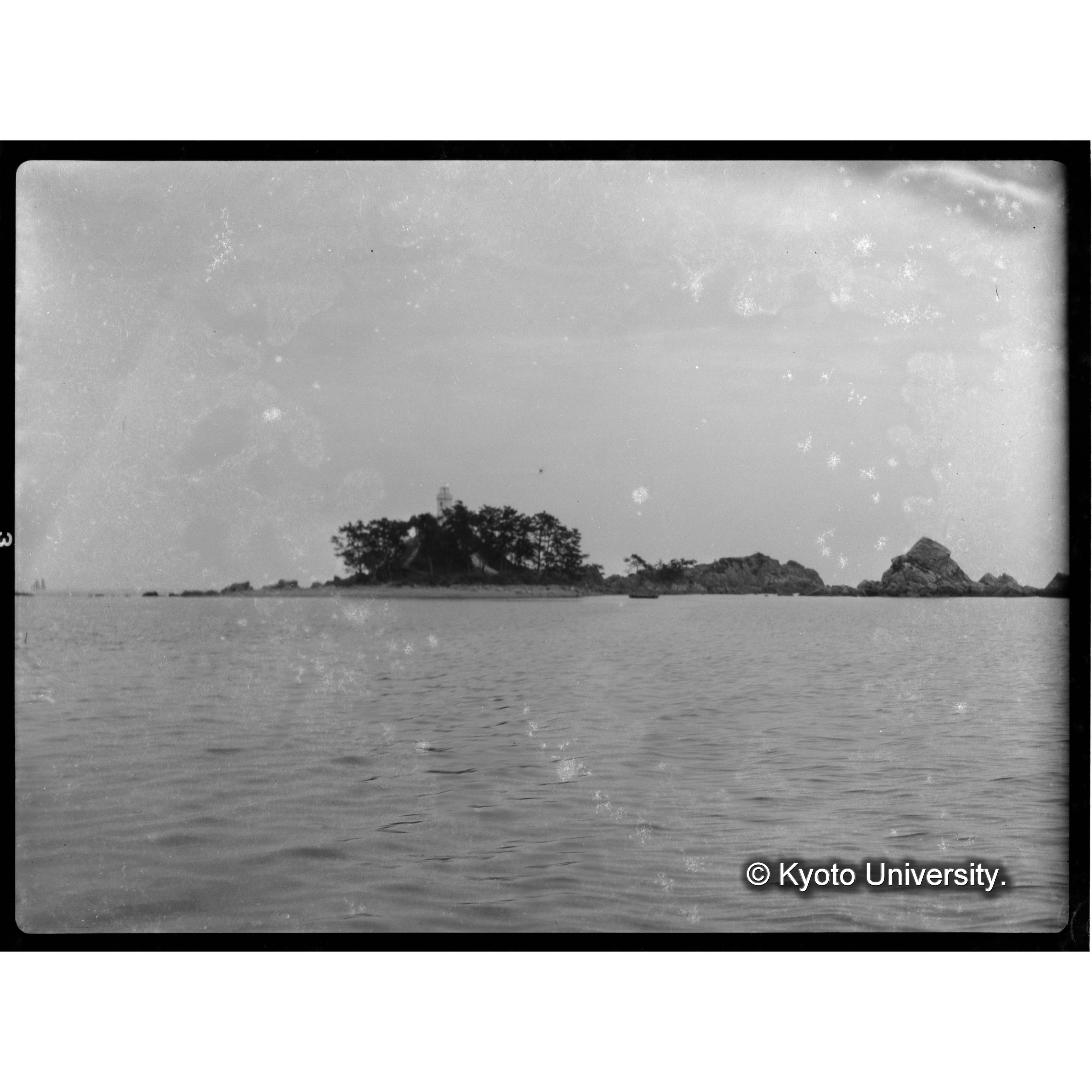 徳山湾の燈台と黒松2 (1)