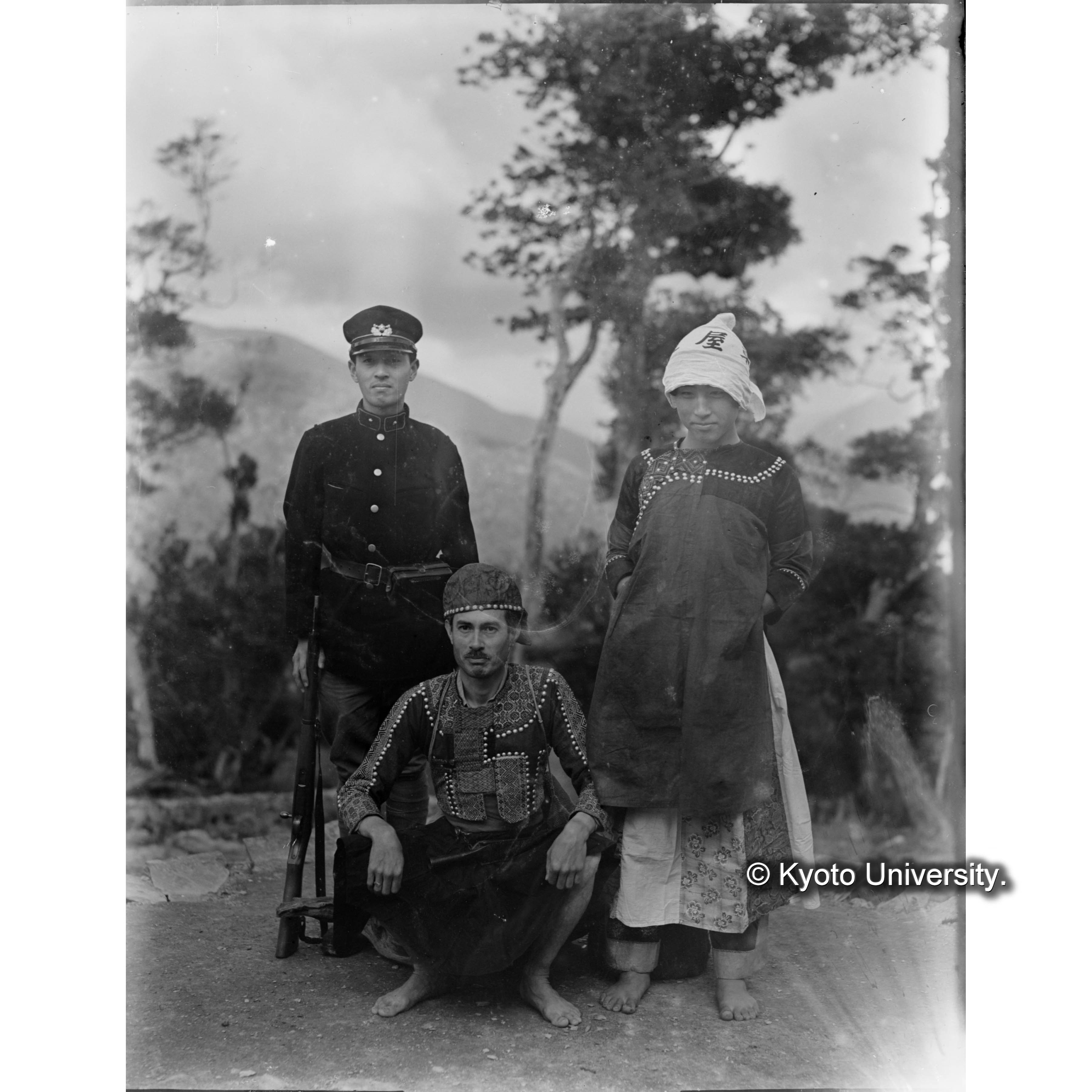 池鯉鮒駐在所ににおける仮装記念撮影（武田久吉・伊東匡・入沢重彦） (1)