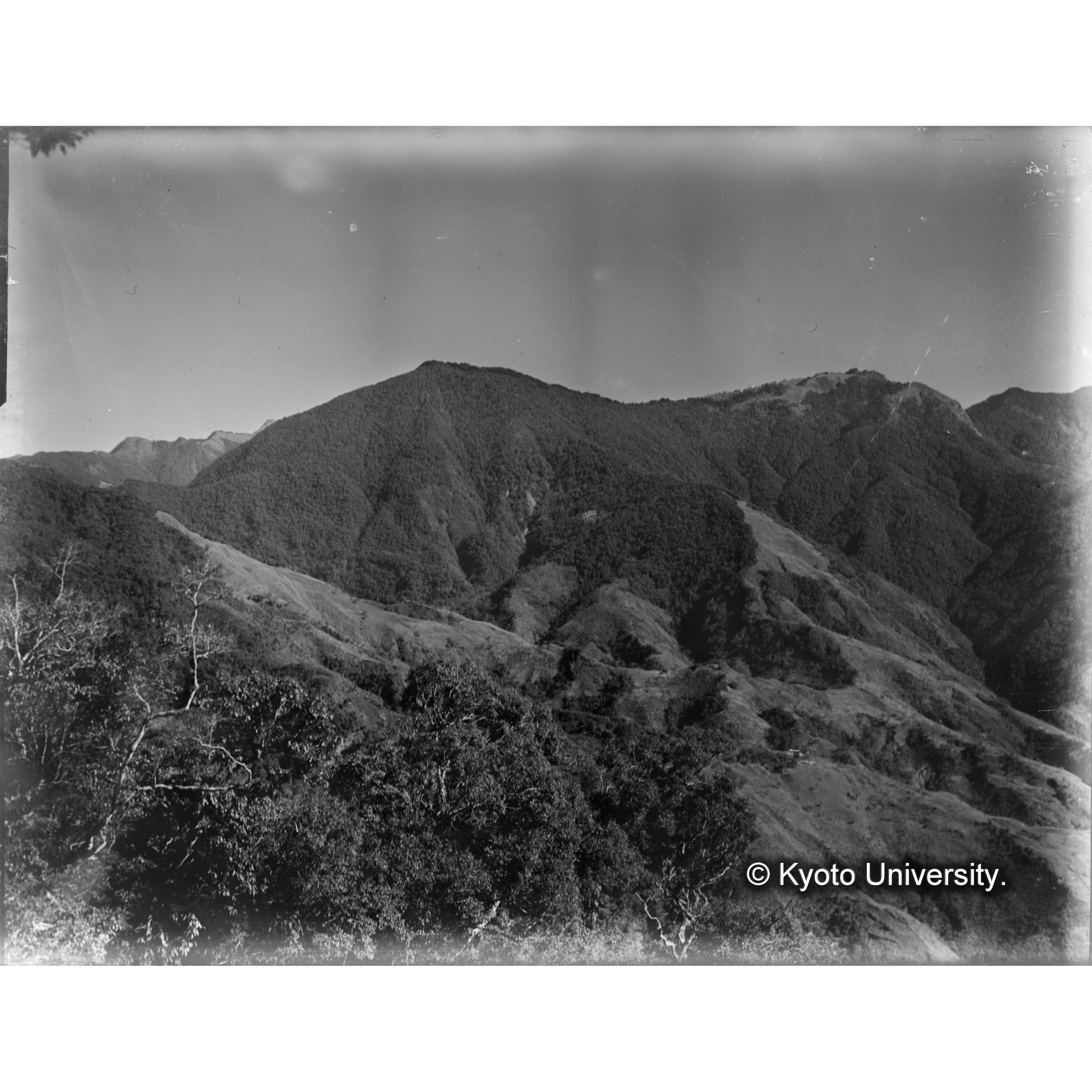 見附駐在所北方からみた石山と鶏南山 (1)