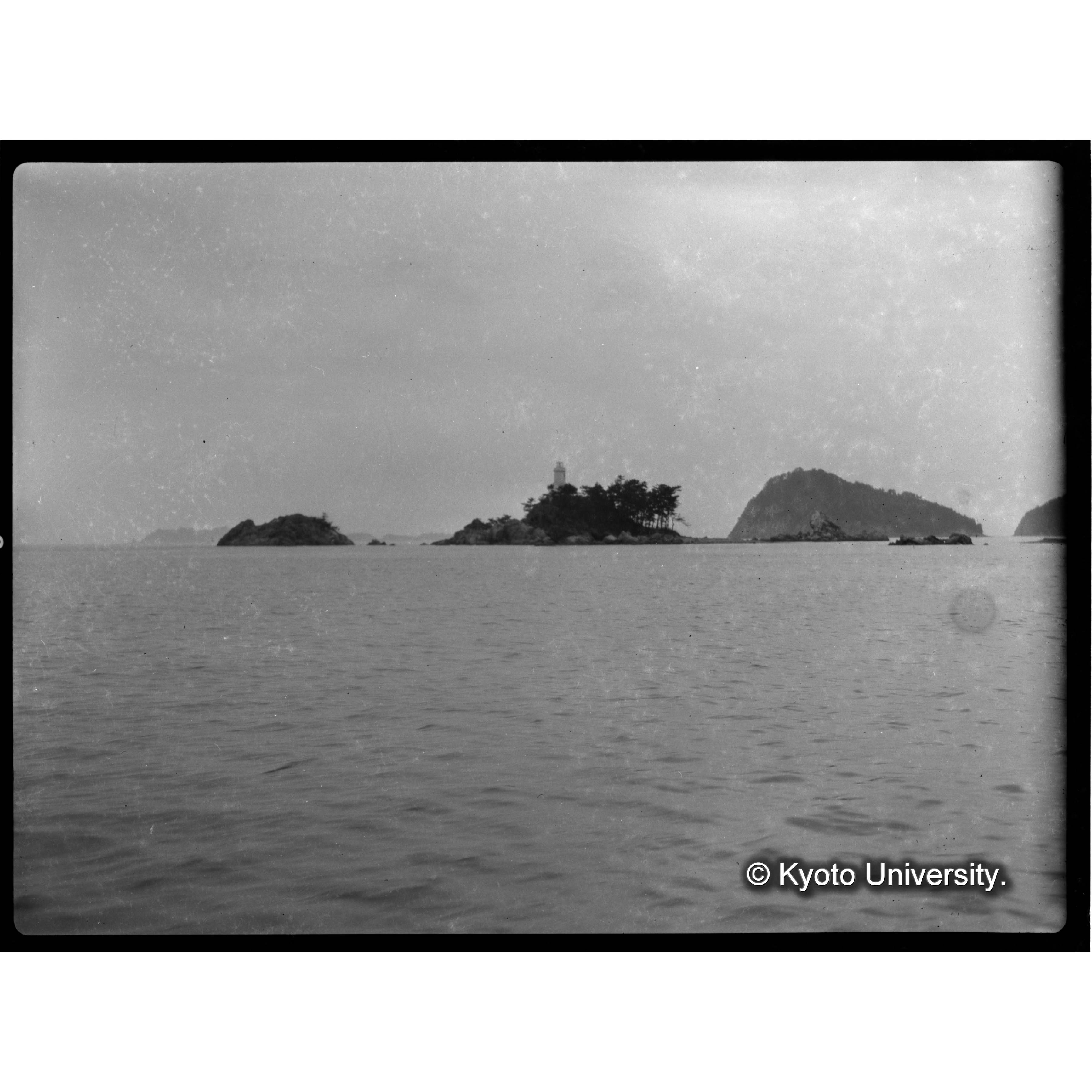 徳山湾の燈台と黒松1 (1)