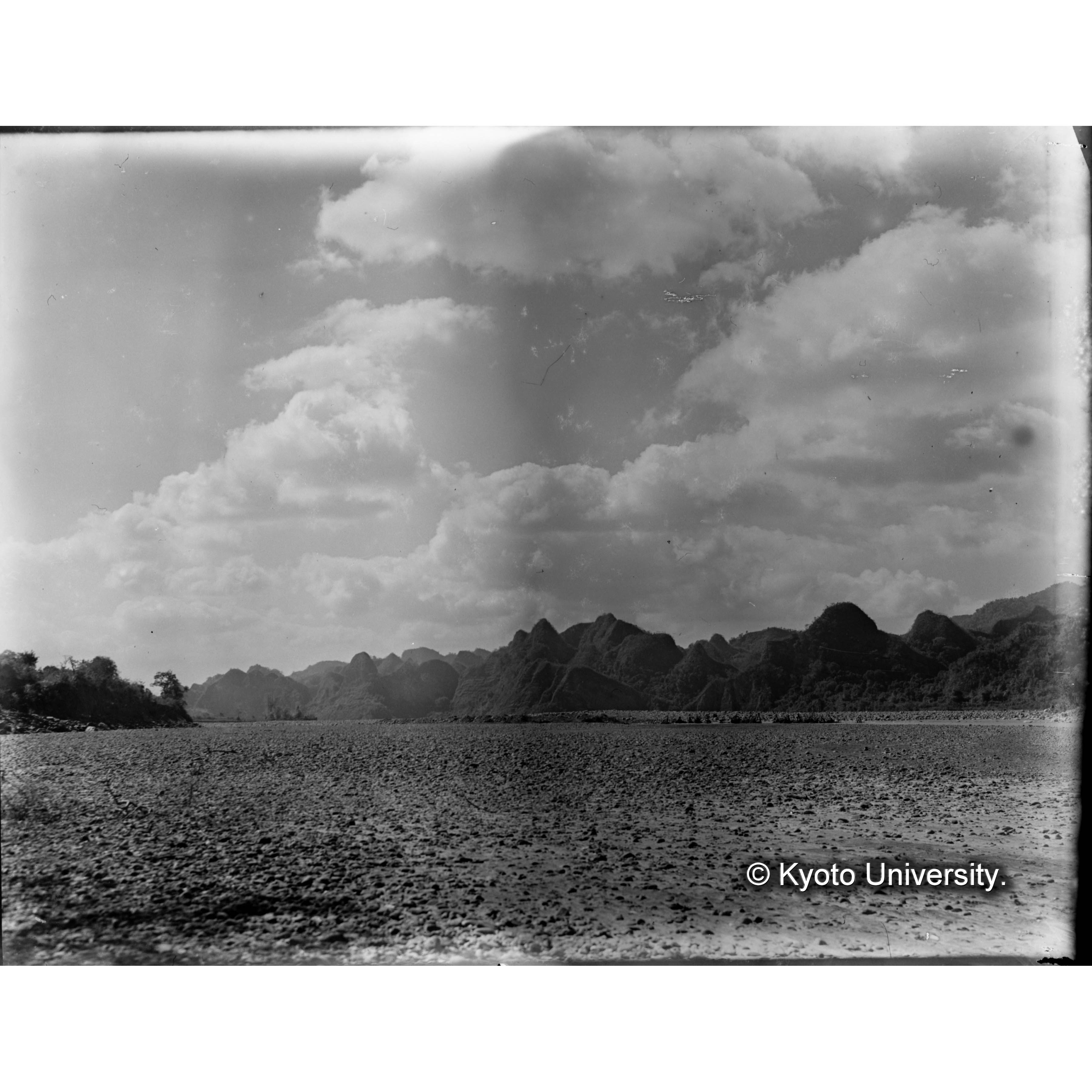 三合から荖濃渓をへだてて対岸の山を望む　 (1)