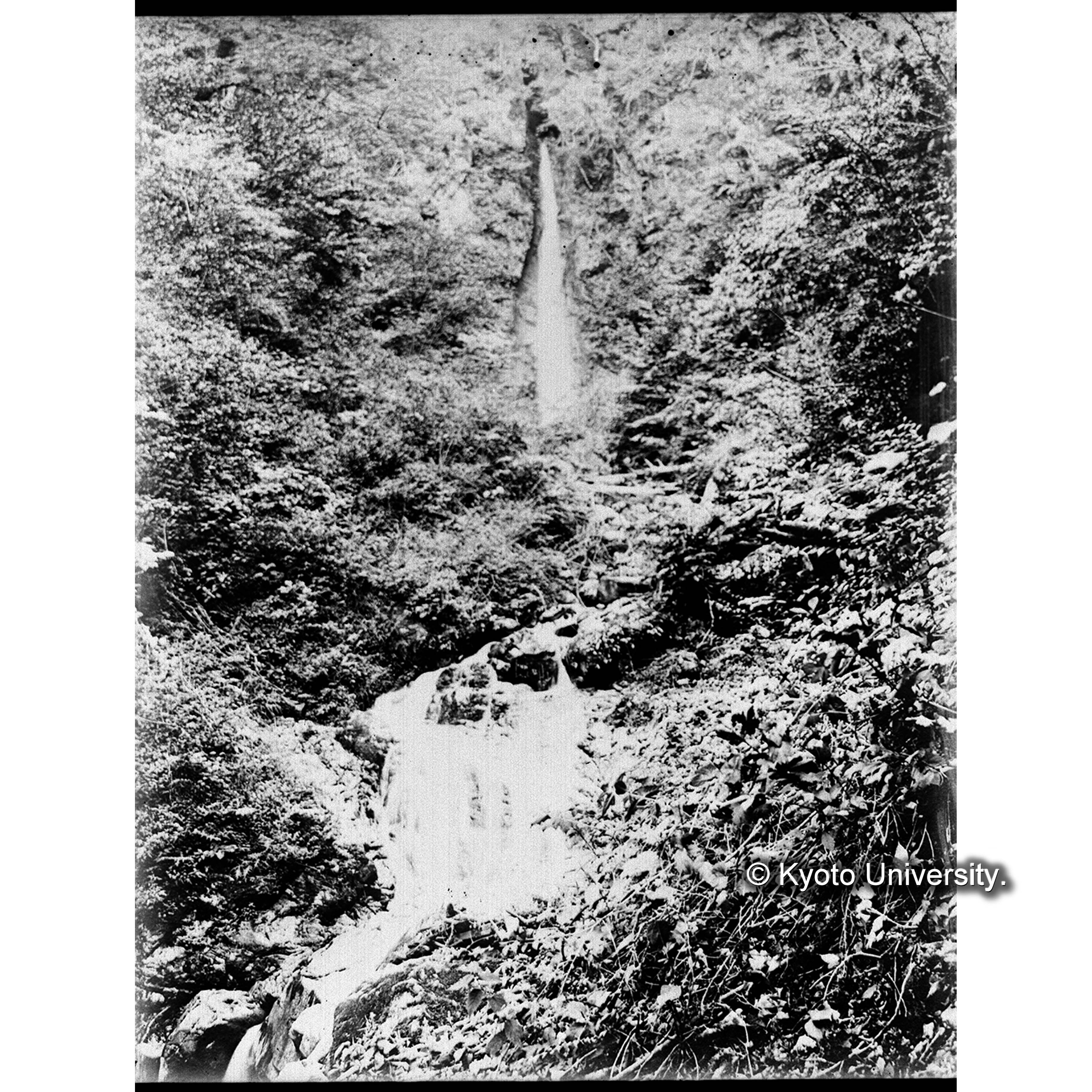 大川歩道より見たる「銚子の滝」 (1)