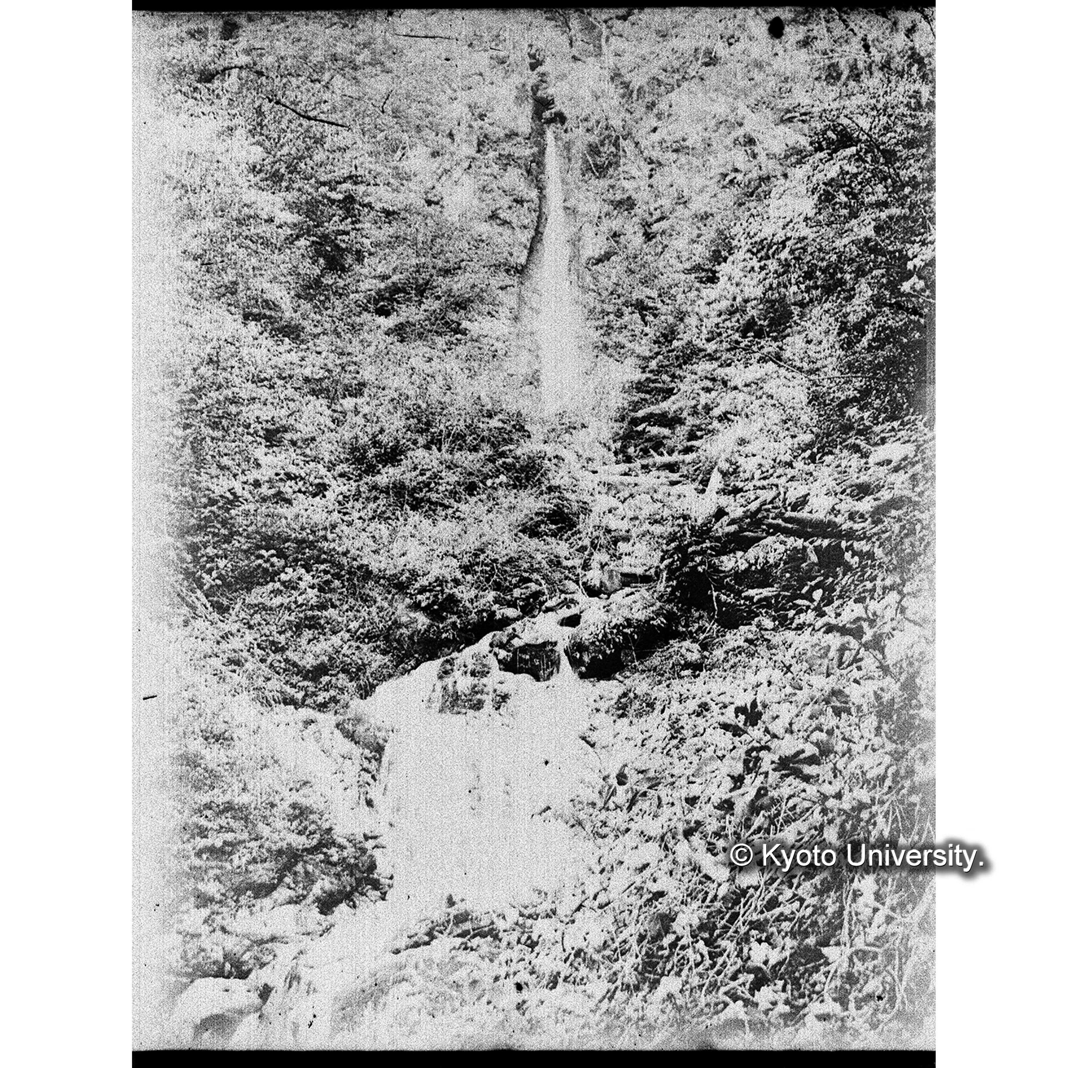 大川歩道より見たる「銚子の滝」 (1)