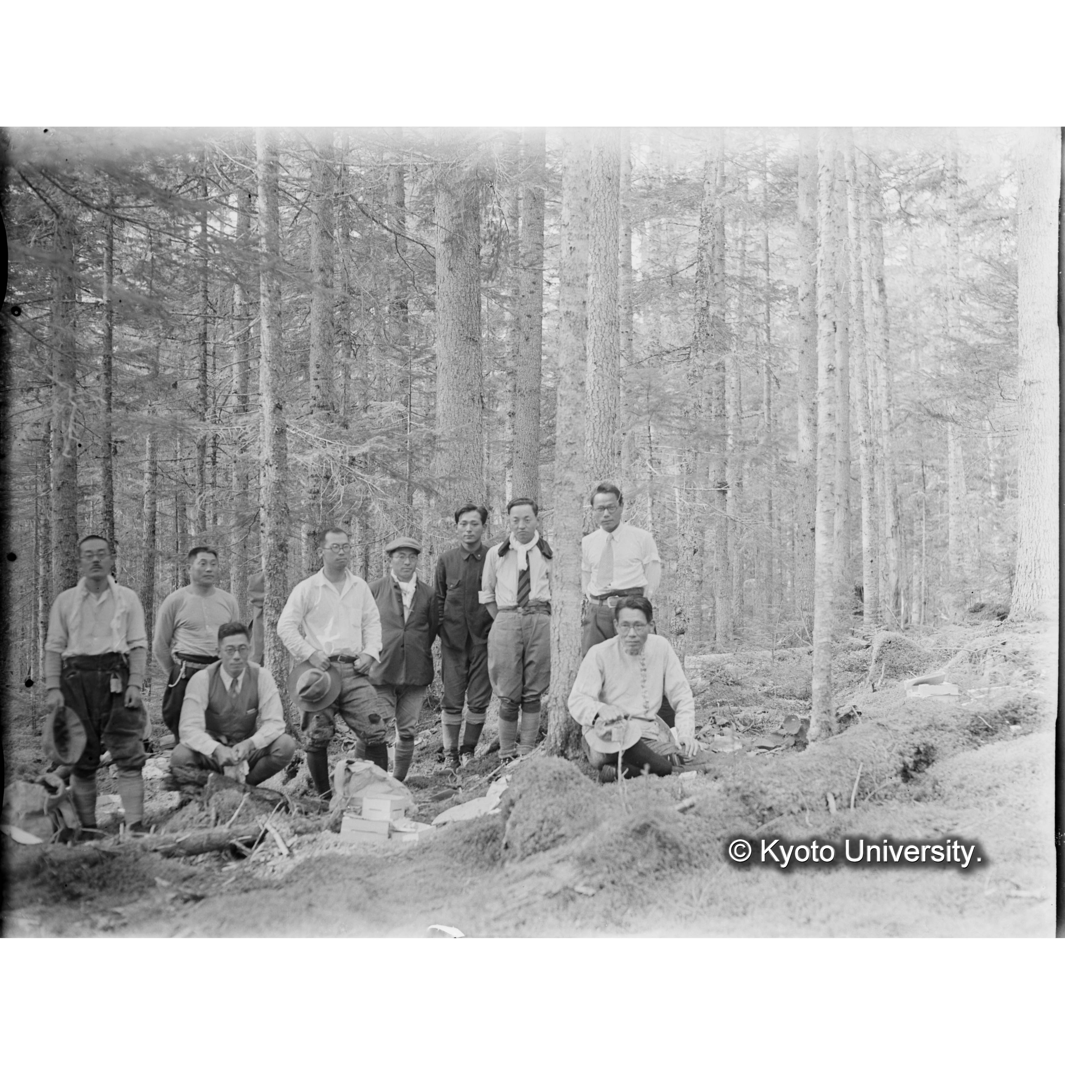 亜屯団地日暮沢奥にて施業案調査隊一行の記念写真 (1)