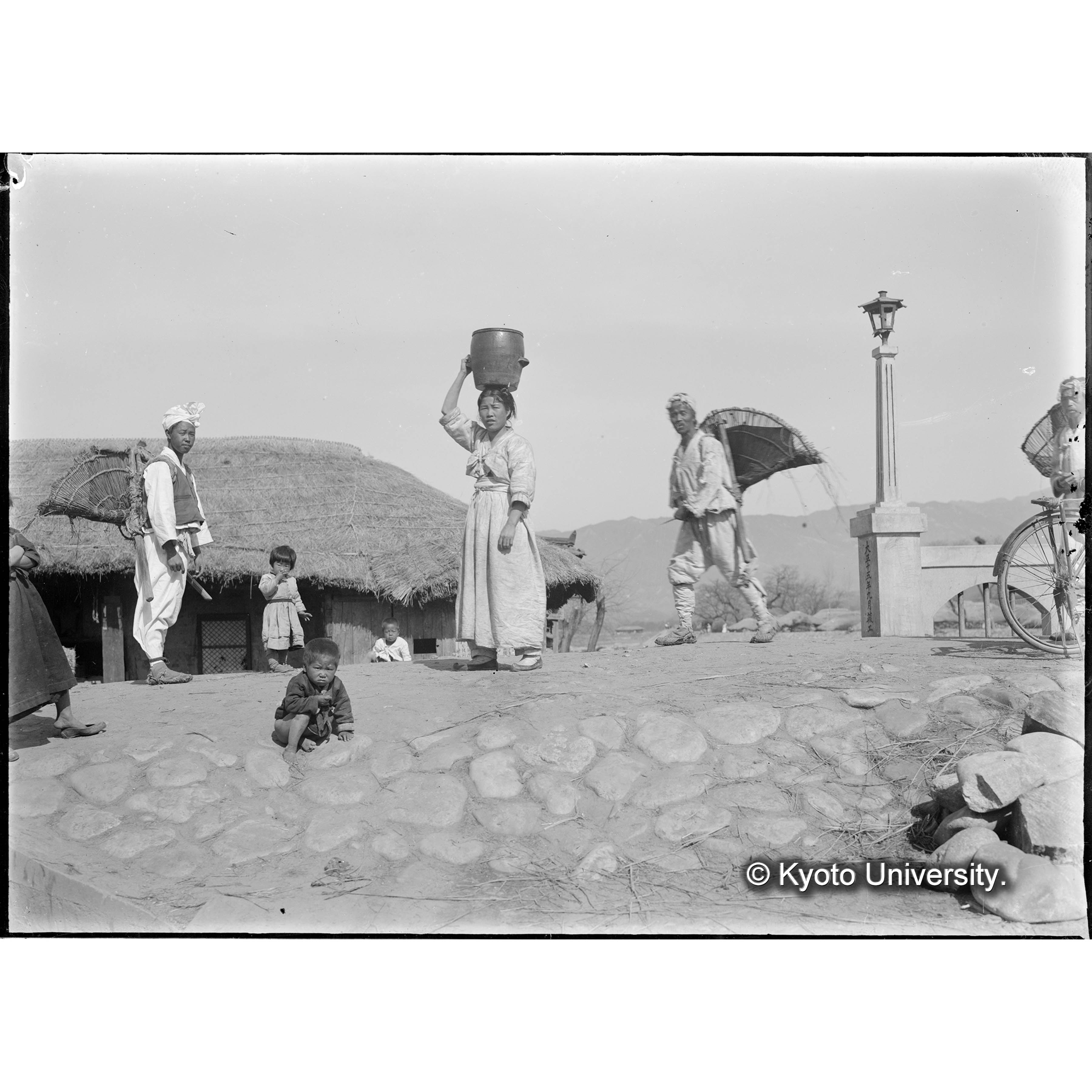 朝鮮演習林付近咸陽橋と鮮人風俗 昭和二年春季撮影 (1)