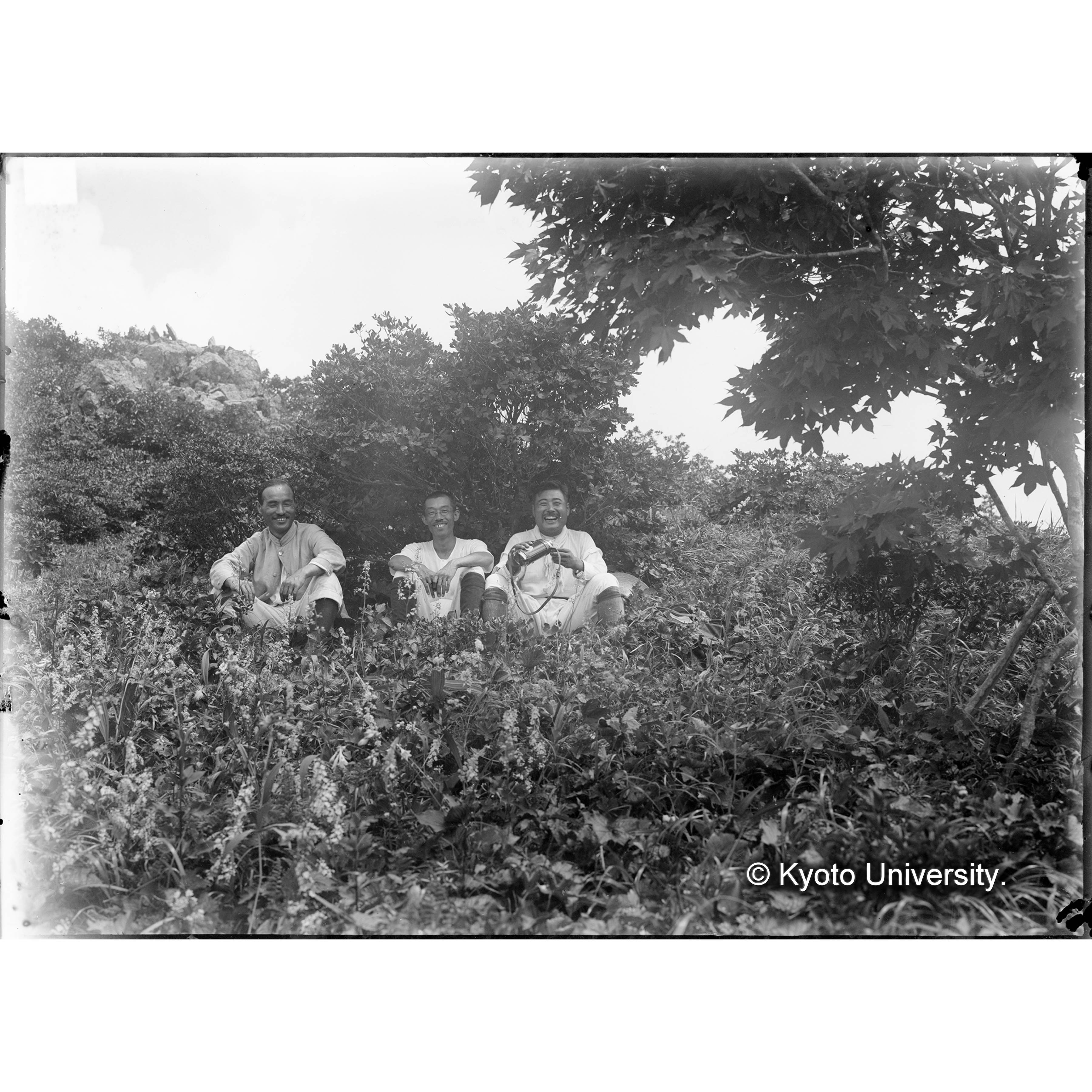 朝鮮演習林内三丁里碧宵峰 2年7月27日 豊田〔三郎〕、日比〔昌〕、大槻 (1)