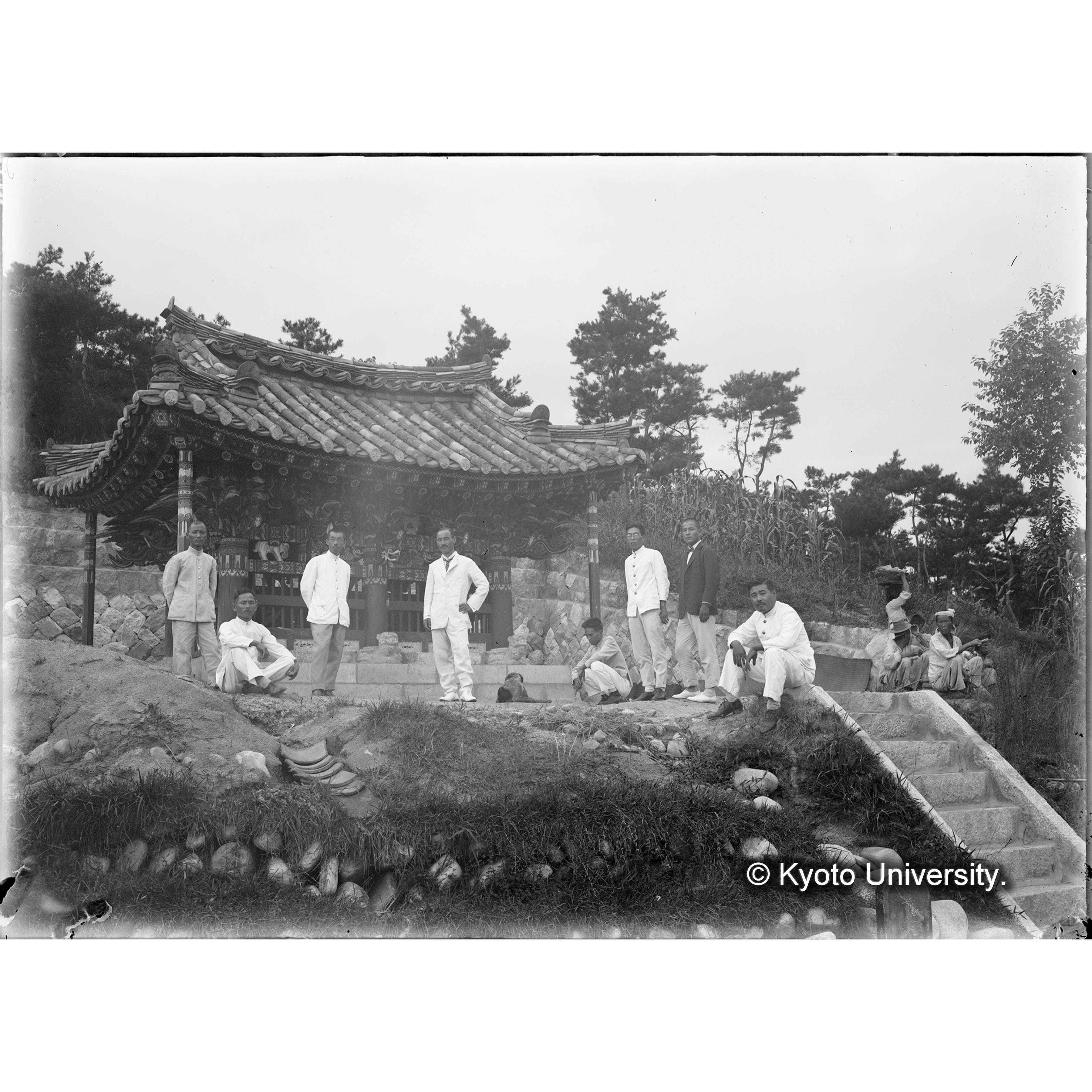 朝鮮演習林付近領徳碑及演習林職員（向テ右ヨリ）鮮人、大槻雇、岩田雇、半田〔史郎〕雇、林雇、豊田〔三郎〕技手、日比〔昌〕技手、鶴雇、全臨時雇 (1)