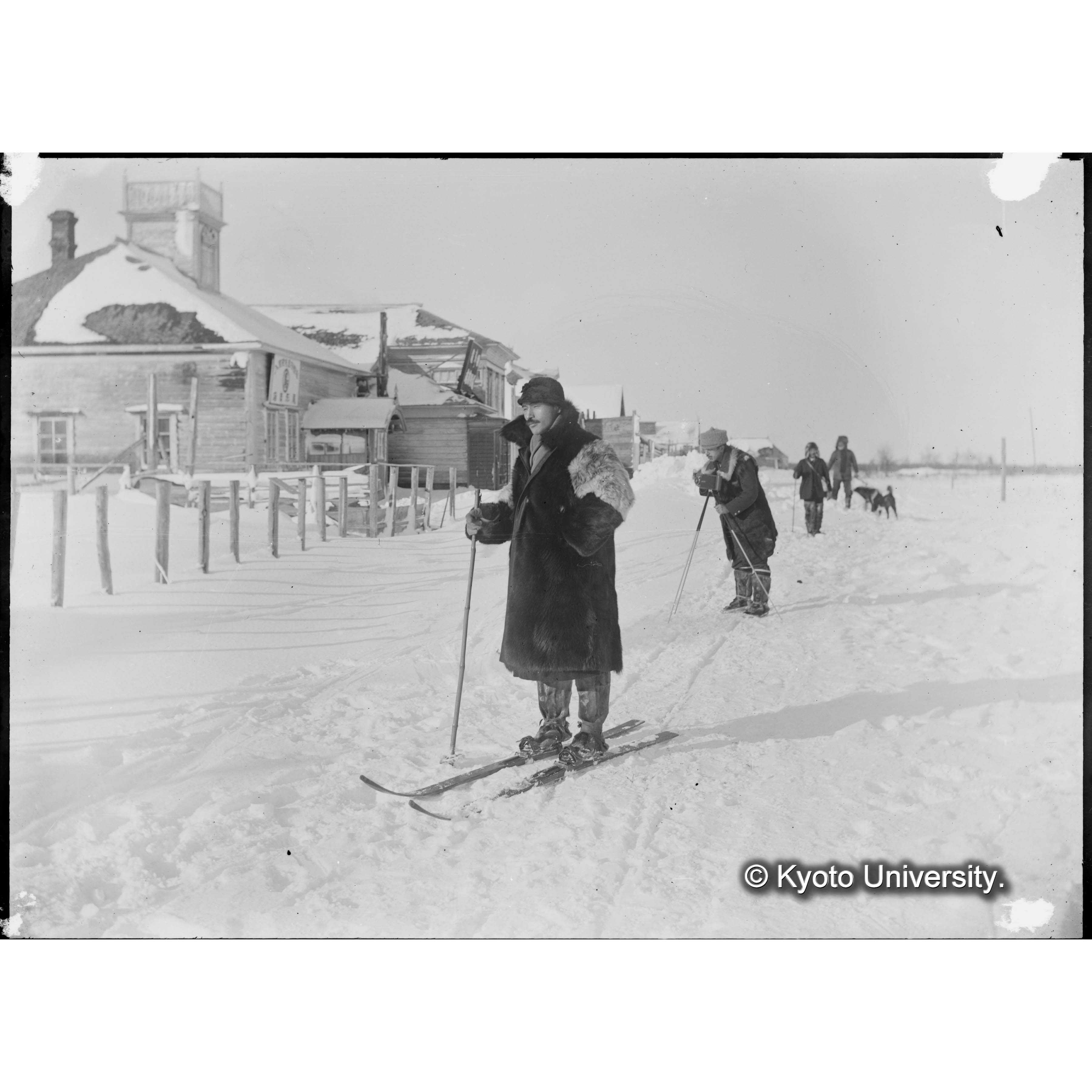 冬期中の旅行姿（豊田三郎）。樺太東海岸敷香海岸通りにおいて撮影 (1)
