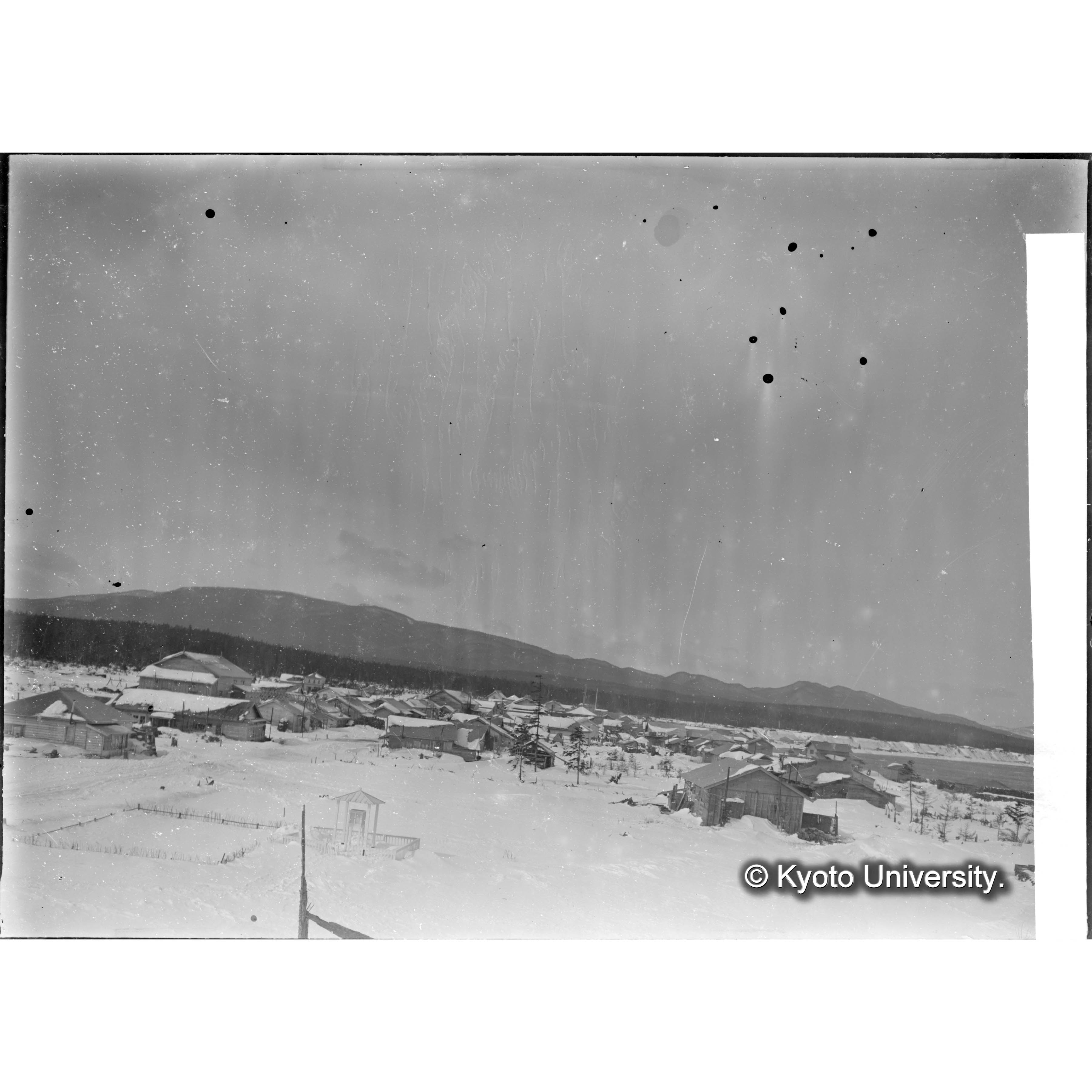 樺太演習林（古丹岸団地）事務所敷地より泊岸村を望む。左遠方は別小走、右方は内路方面の山岳也 (1)