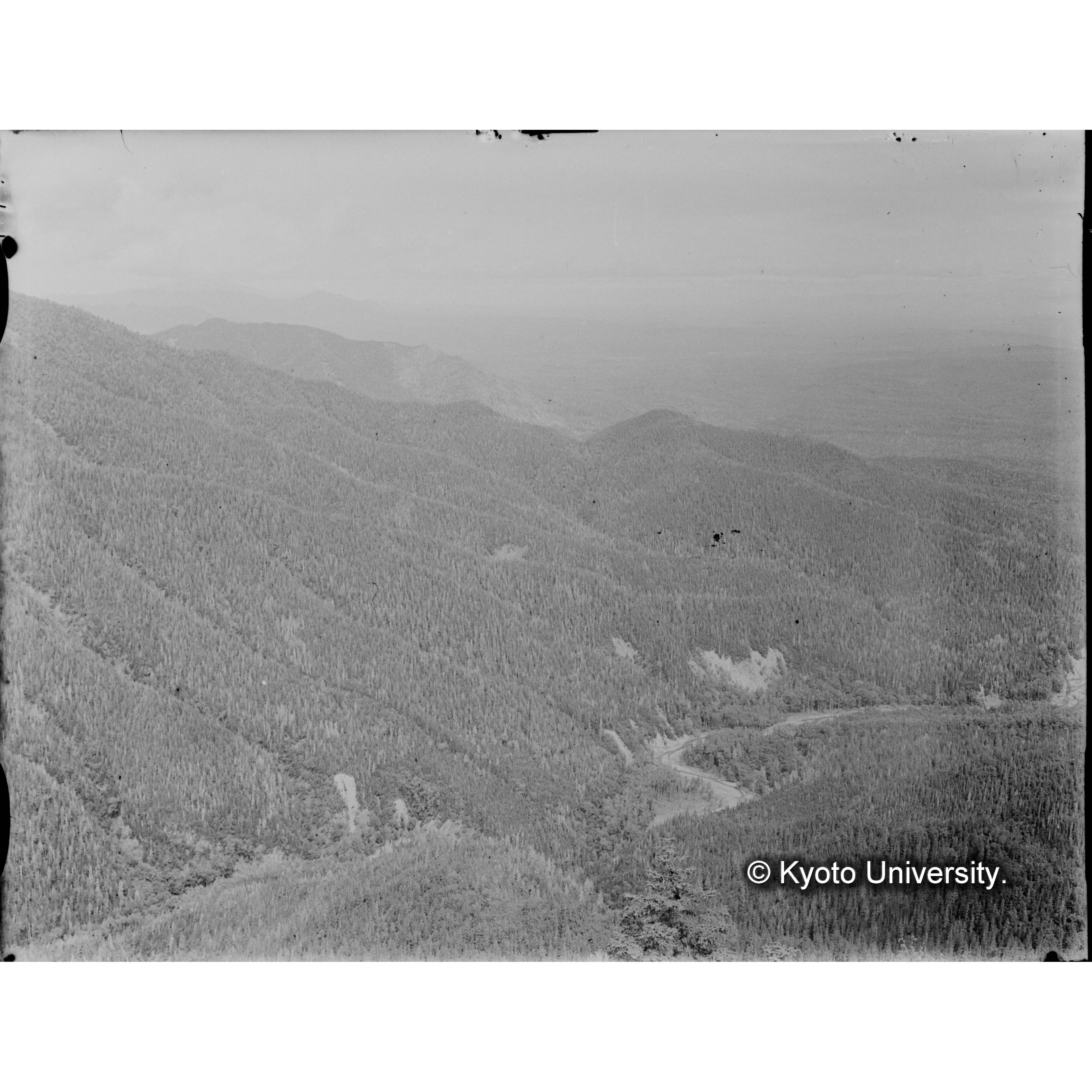 千輪山頂附近ノ峰通より演習林、亜屯川左岸、右岸を望む（３枚連続写真中） (1)