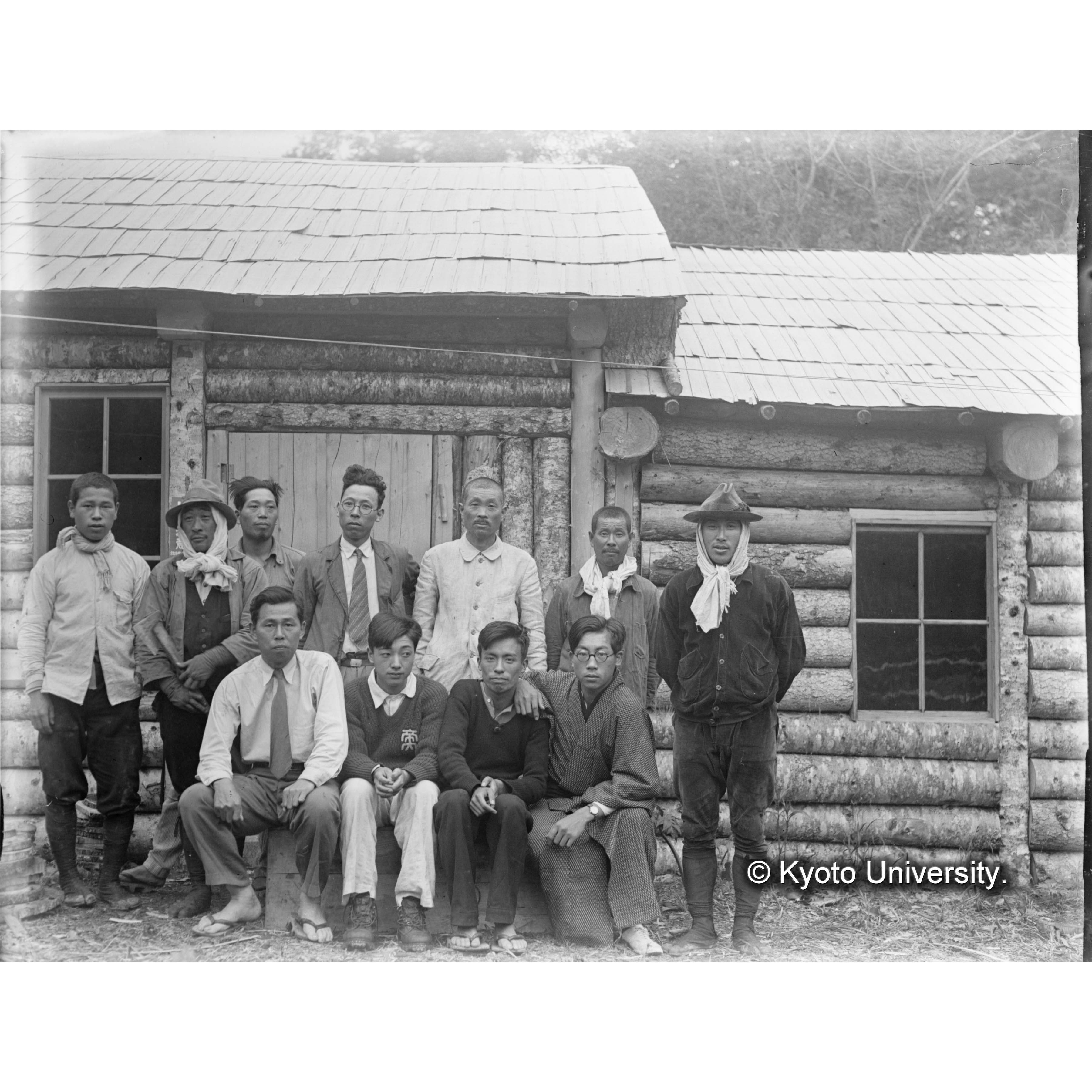 德ノ沢小屋での記念撮影：第二次施業案調査隊、学生実習3人を含む (1)