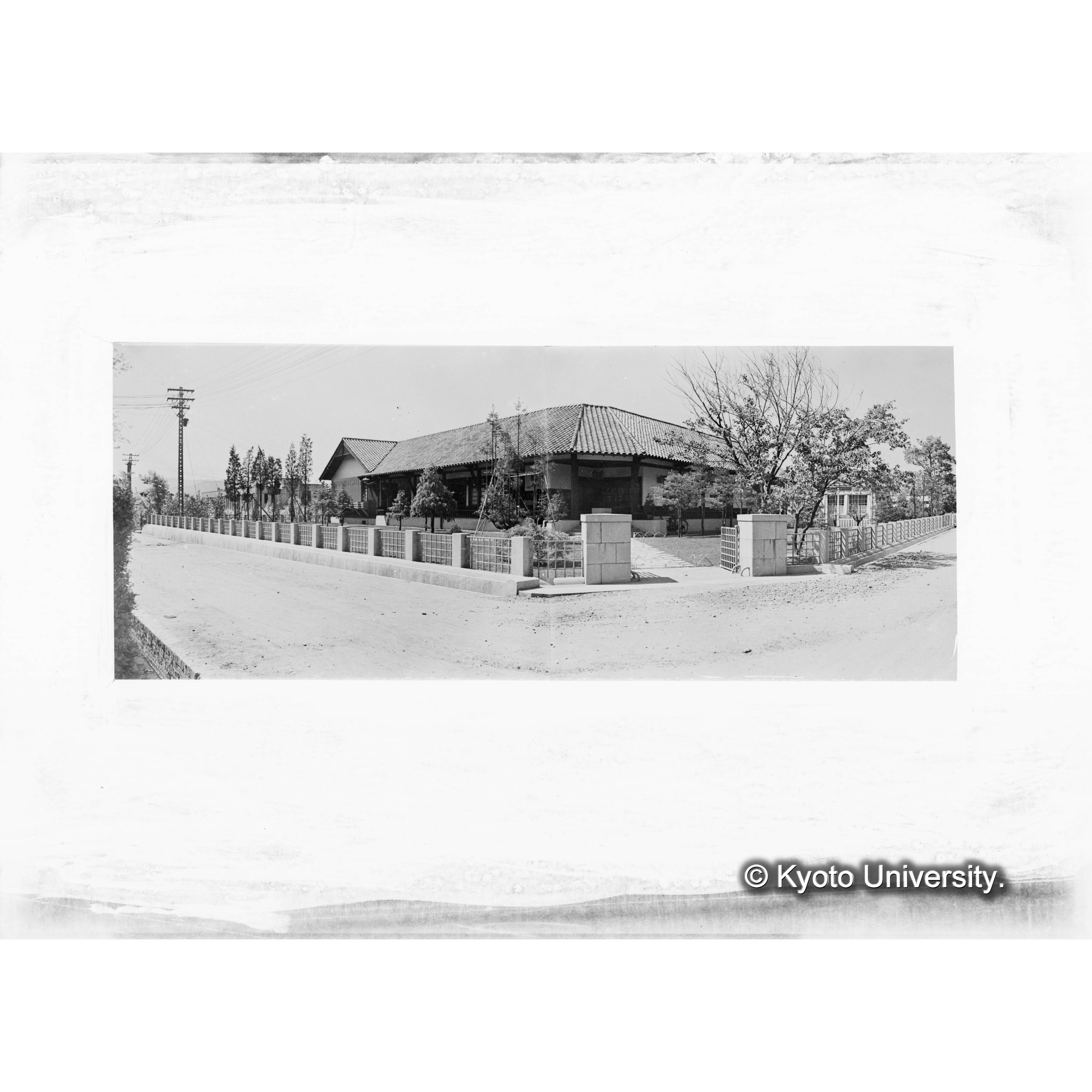 〔演習林事務所棟の写真の接写〕 (1)