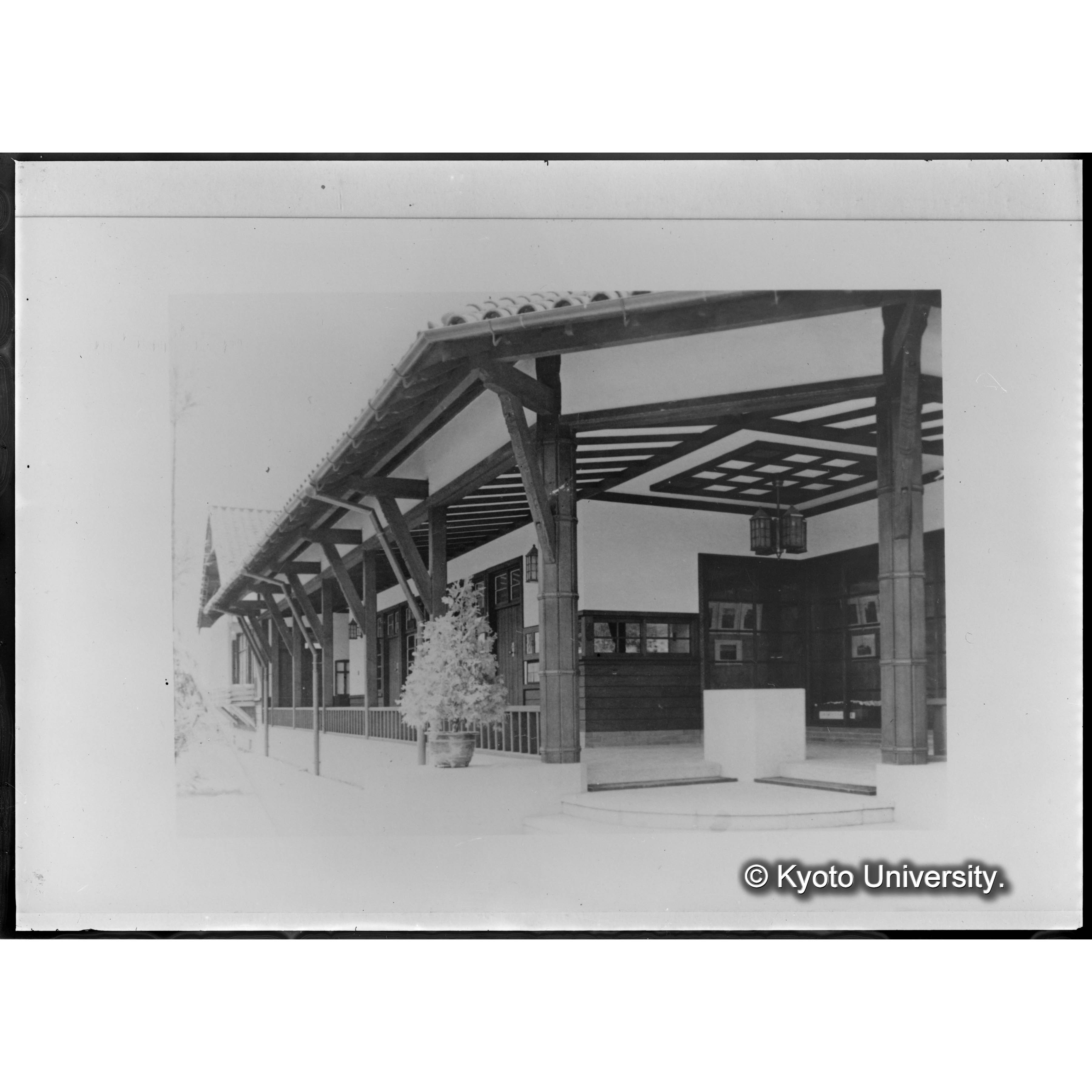 〔演習林事務所棟正面入口部分の写真の接写〕 (1)