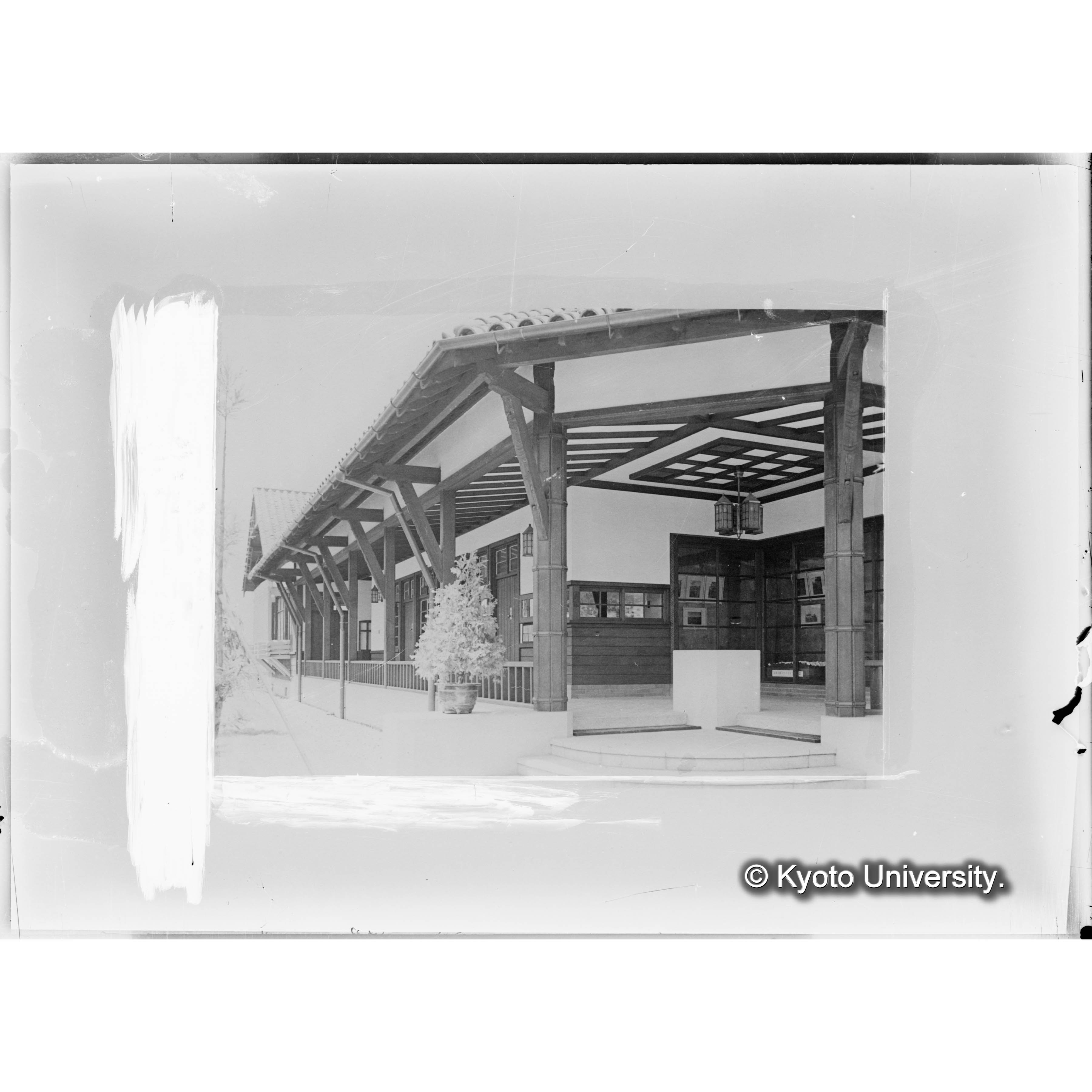 〔演習林事務所棟正面入口部分の写真の接写３〕 (1)