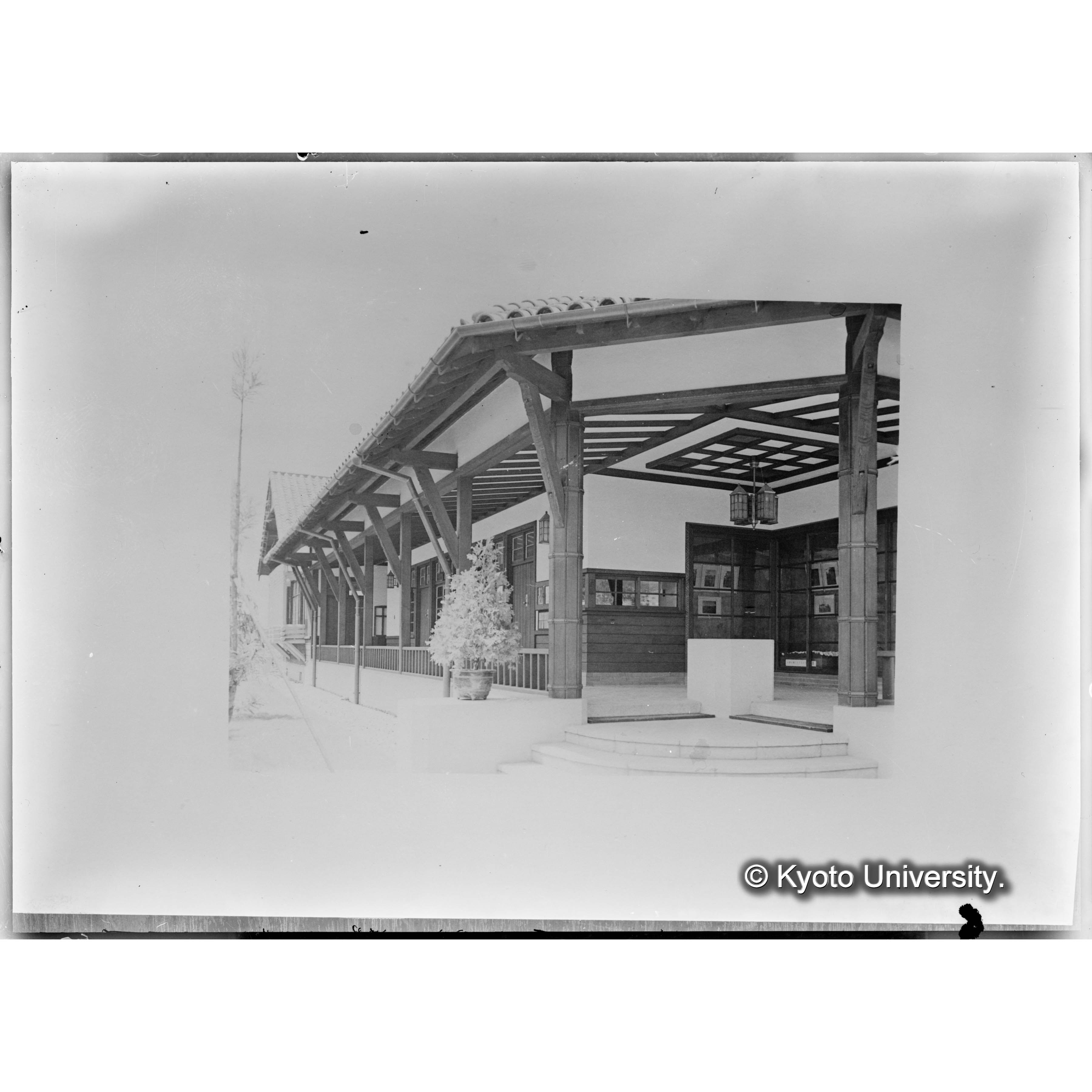 〔演習林事務所棟正面入口部分の写真の接写４〕 (1)