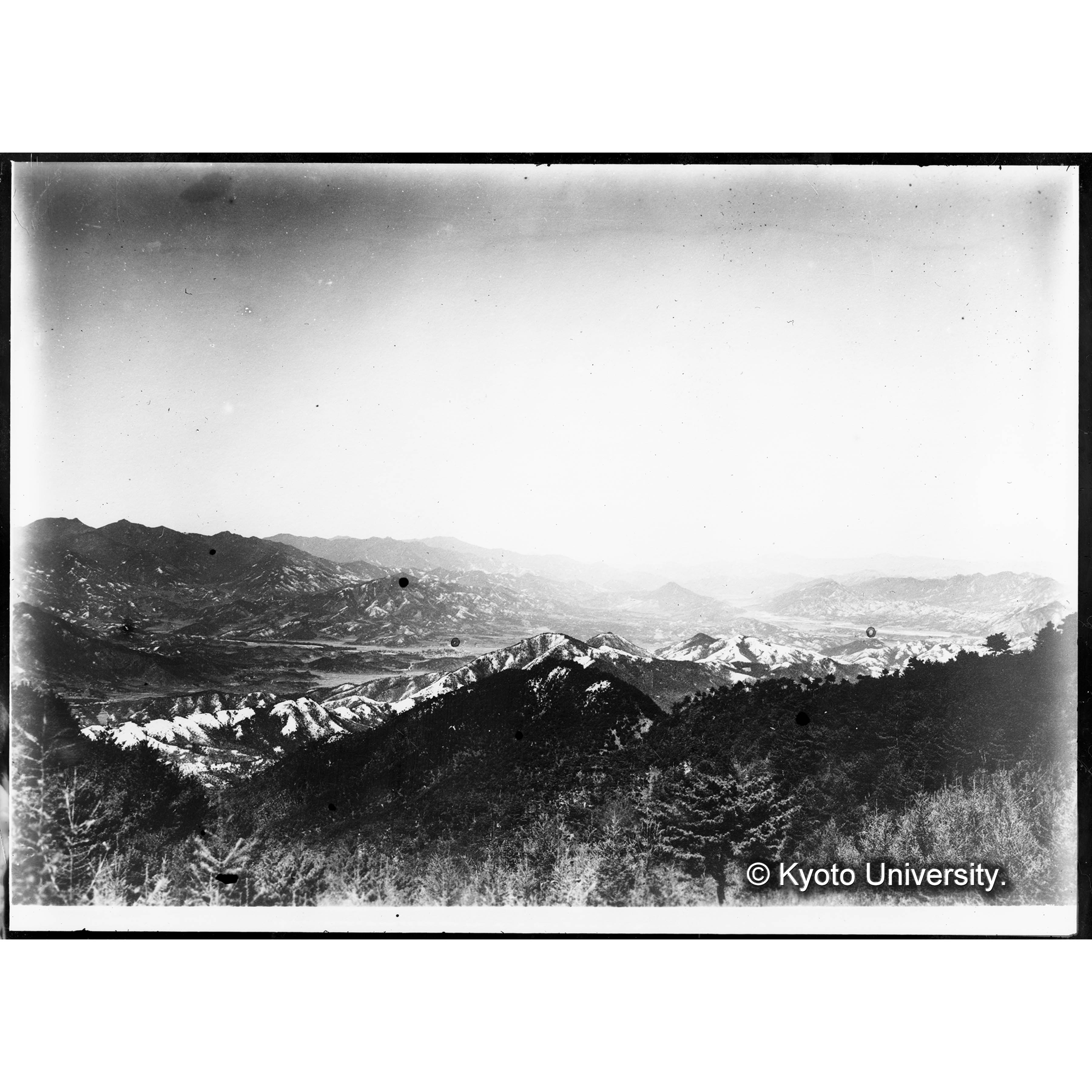 Ⅰ事業区5林班カラマツ造林地ヨリ咸陽邑内方面ヲ望ム 左 咸陽邑 右 安義ヨリ沙斤ニ出ル川 (1)