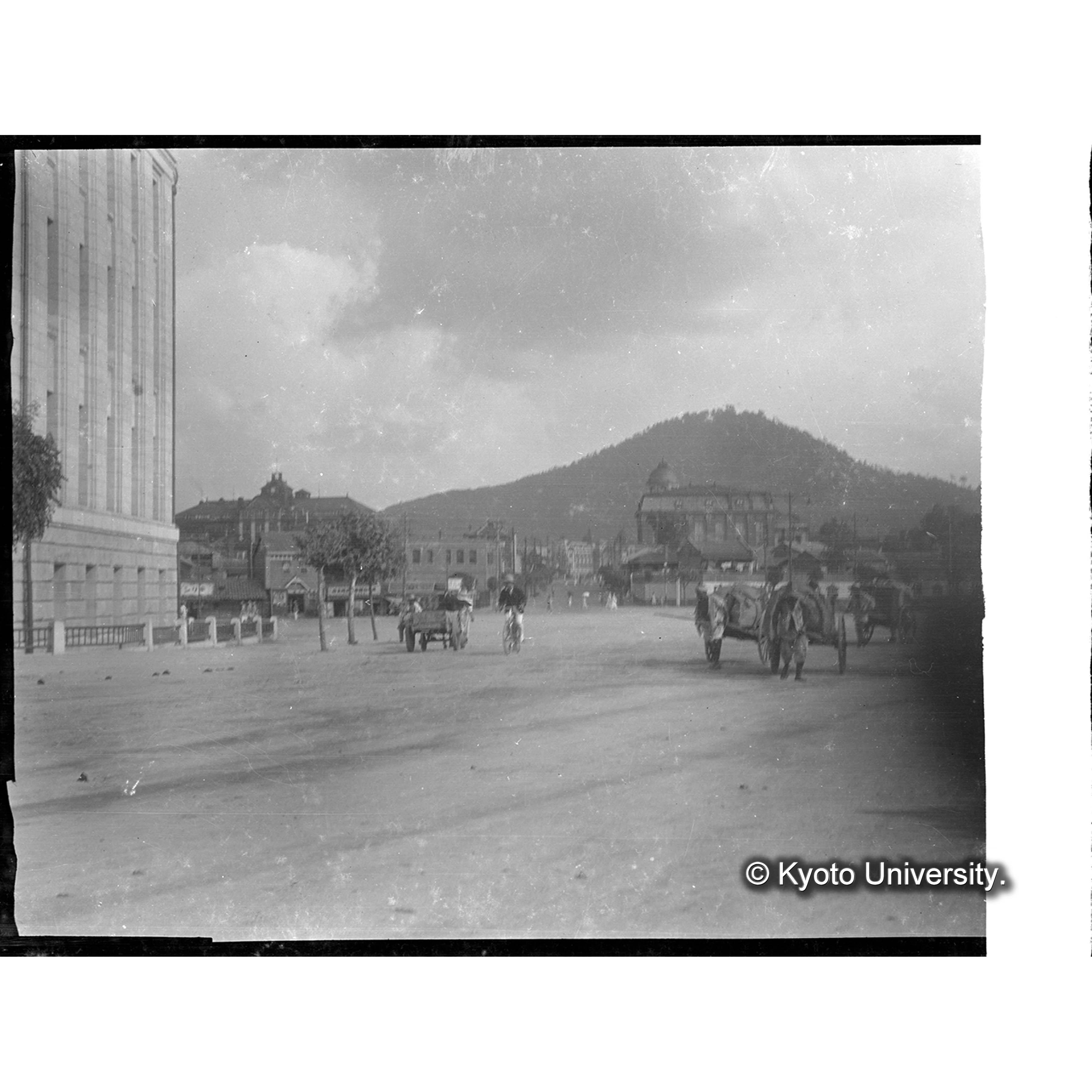 京城市街遠く朝鮮神宮を望む (1)