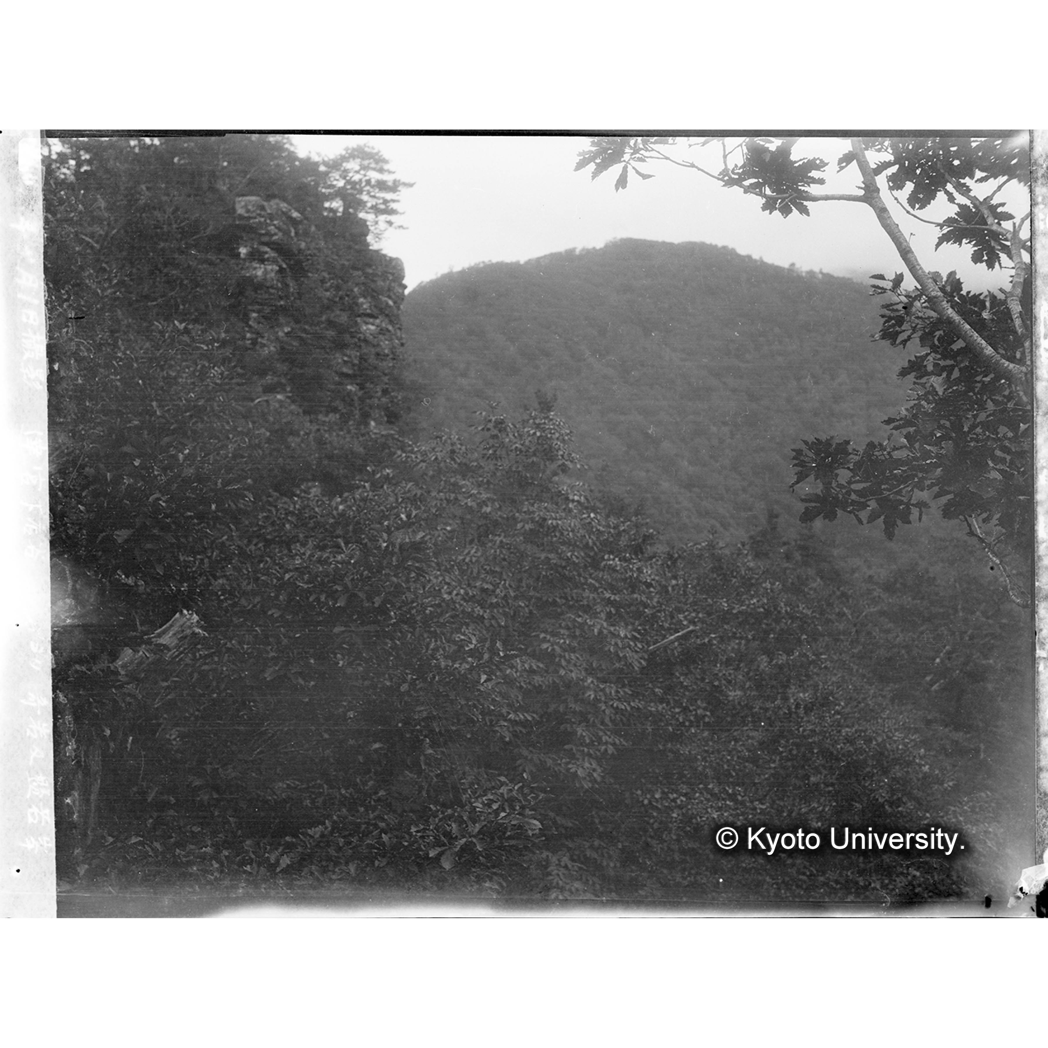 達宮下店谷の下方より奇岩及盤若峯方面を望む (1)