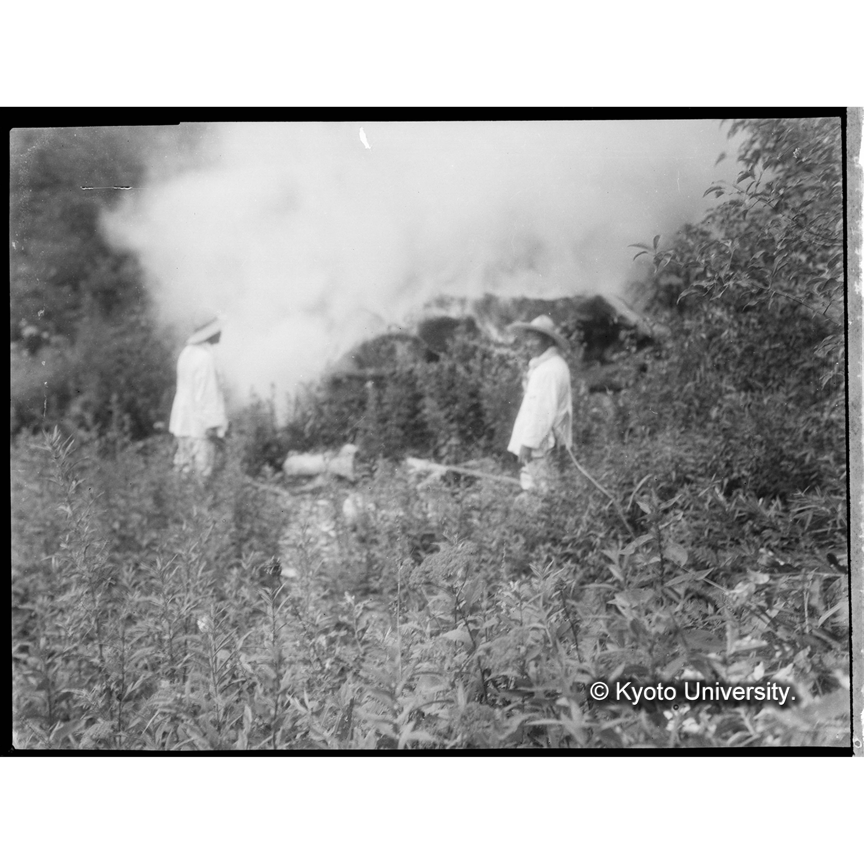 達宮下店谷に於て山幕焼払の光景 (1)