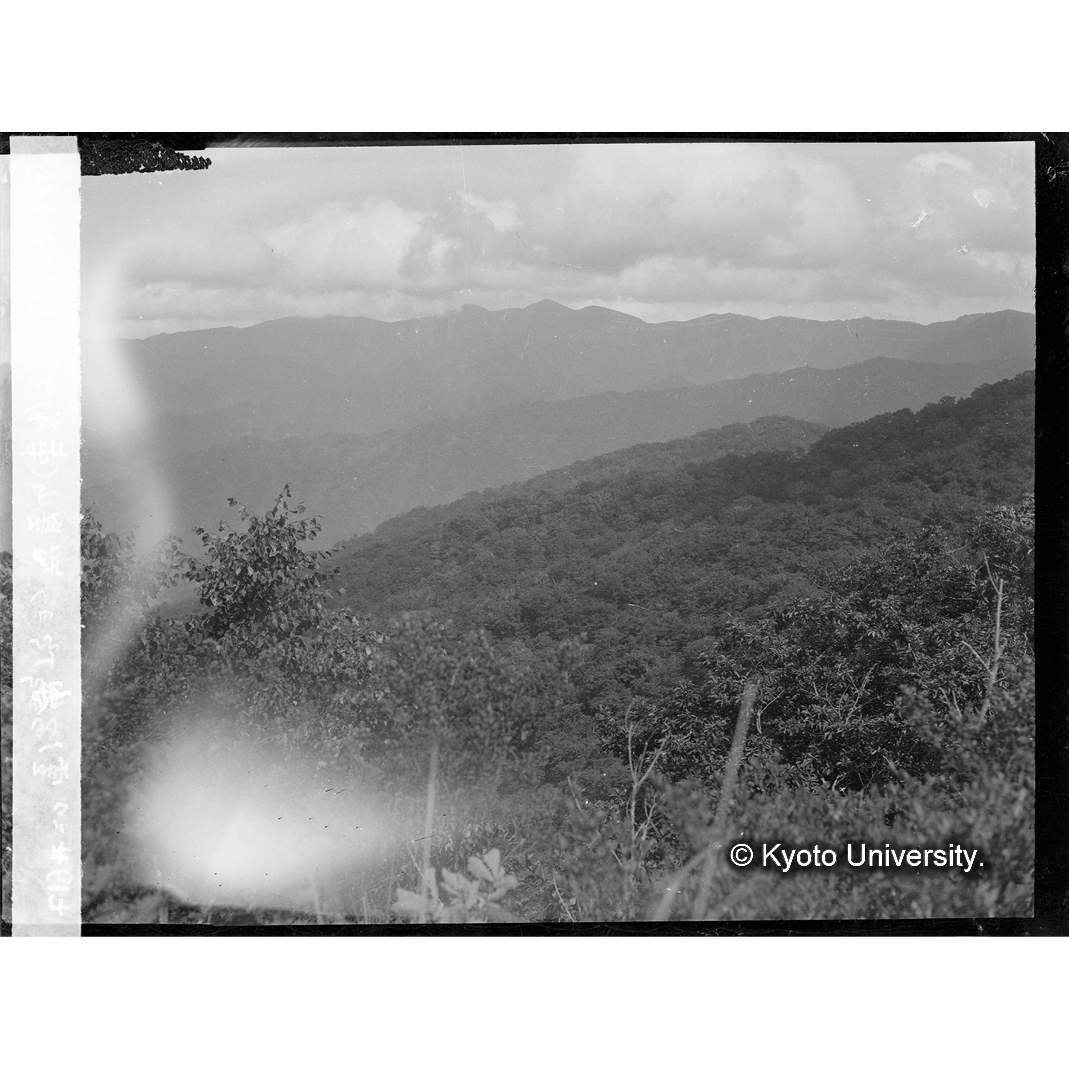 霊源嶺頂より智異山(上中下峯)を望む(手前は演習林) (1)