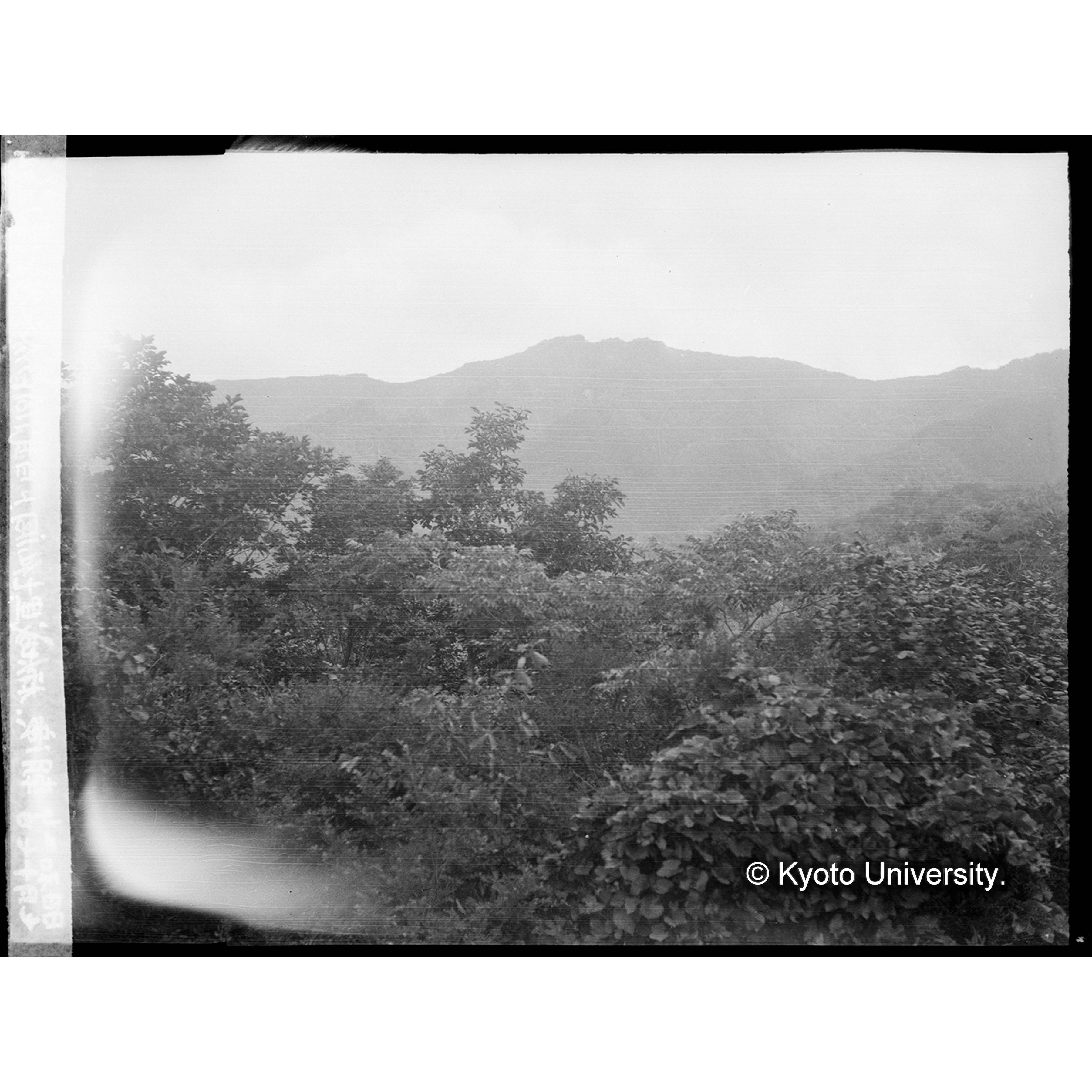 鍬城里七仙洞と白武洞との分水嶺上(墓)より三方山 (1)